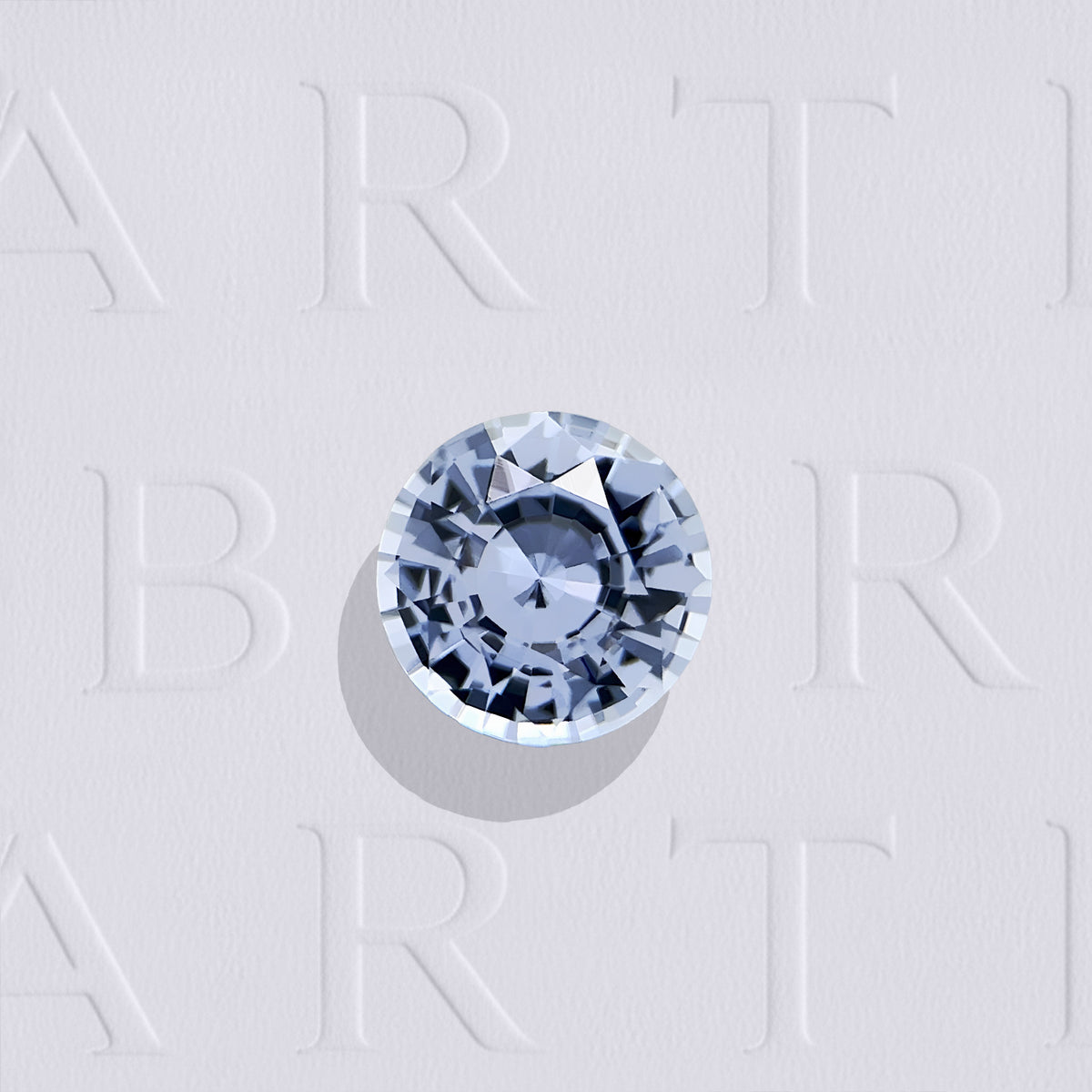 Saphir bleu naturel rond facetté de 0.96 carat, originaire du Sri Lanka, de couleur bleu très léger, très légèrement inclus, chauffe classique.