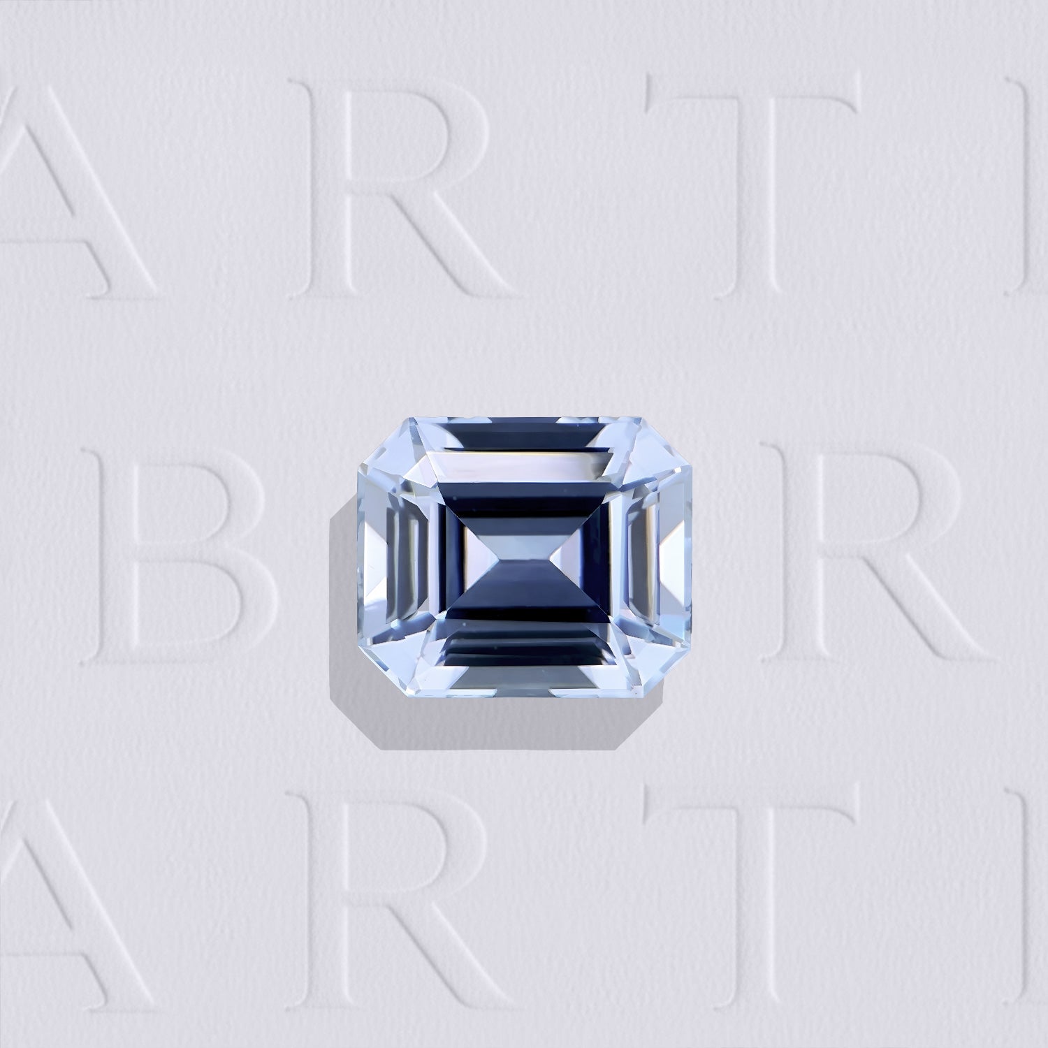 Saphir bleu naturel non chauffé rectangle à pans coupés facetté de 1.01 carat, originaire de Madagascar, de couleur bleue légère, sans inclusion visible à l'œil nu.