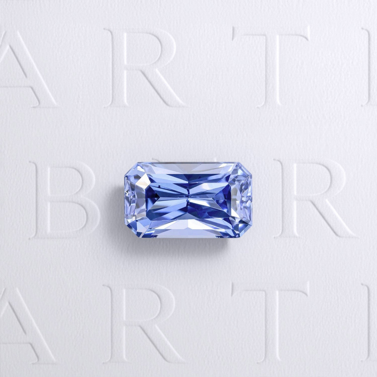 Saphir bleu naturel rectangle à pans coupés facetté de 0.56 carat, originaire du Sri Lanka, de couleur bleu prononcé, légèrement inclus et non traité.