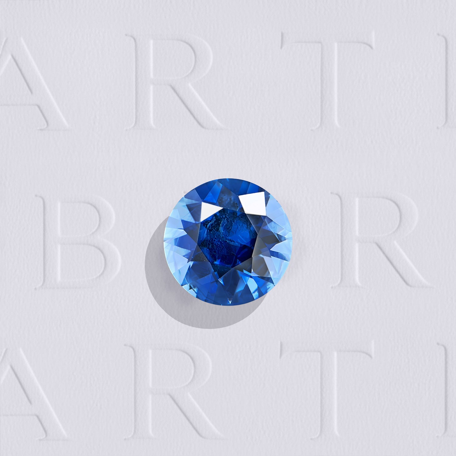 Saphir bleu naturel rond facetté de 0.79 carat, originaire de la région de Ratnapura au Sri Lanka, de couleur bleu intense, légèrement inclus et non traité.