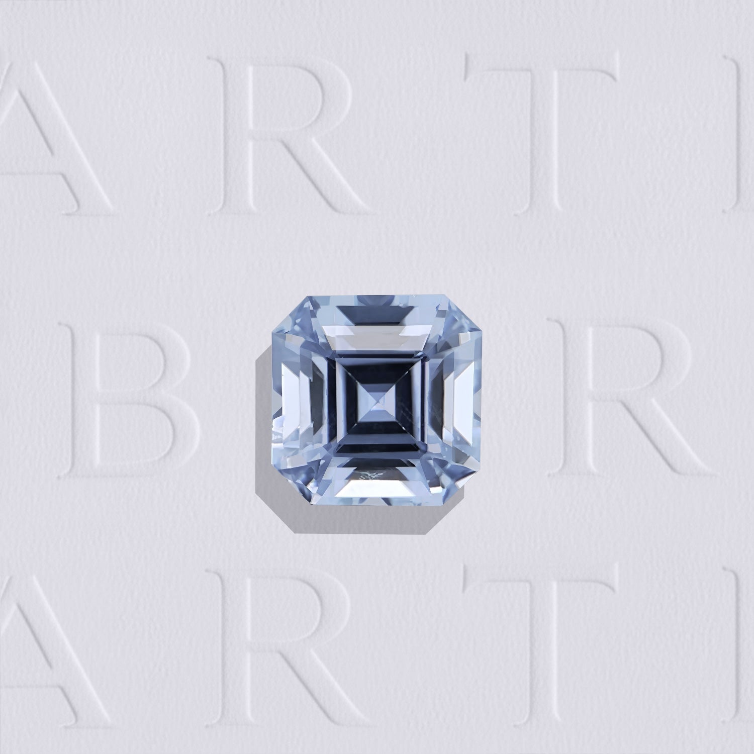 Saphir bleu naturel non chauffé carré à pans coupés facetté de 0.63 carat, originaire de Madagascar, de couleur bleue légère et très légèrement inclus.