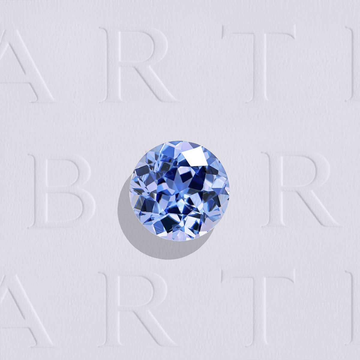 Saphir bleu naturel rond facetté de 0.44 carat, originaire du Sri Lanka, de couleur bleu prononcé, très légèrement inclus et chauffé.