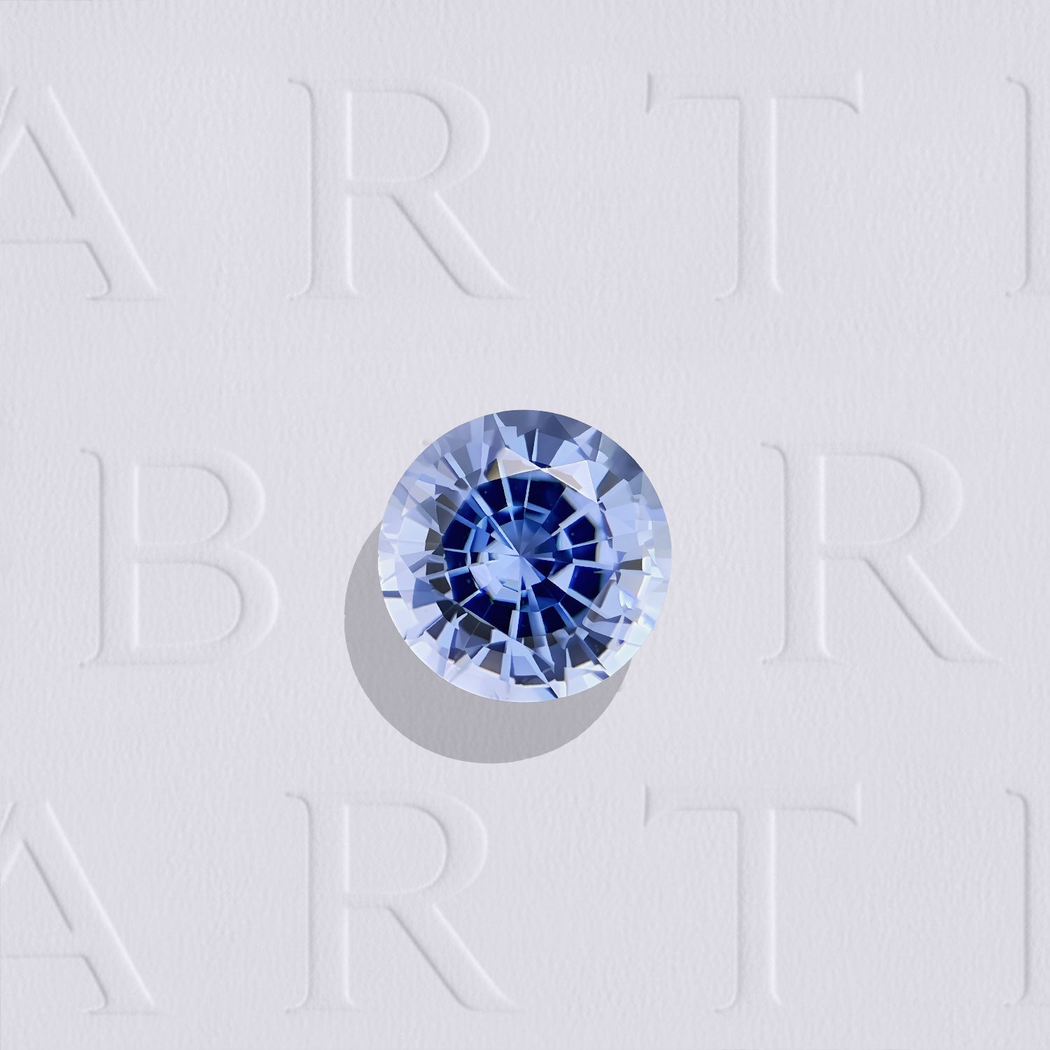 Saphir bleu naturel rond facetté de 0.59 carat, originaire du Sri Lanka, de couleur bleu prononcé, légèrement inclus et chauffé.