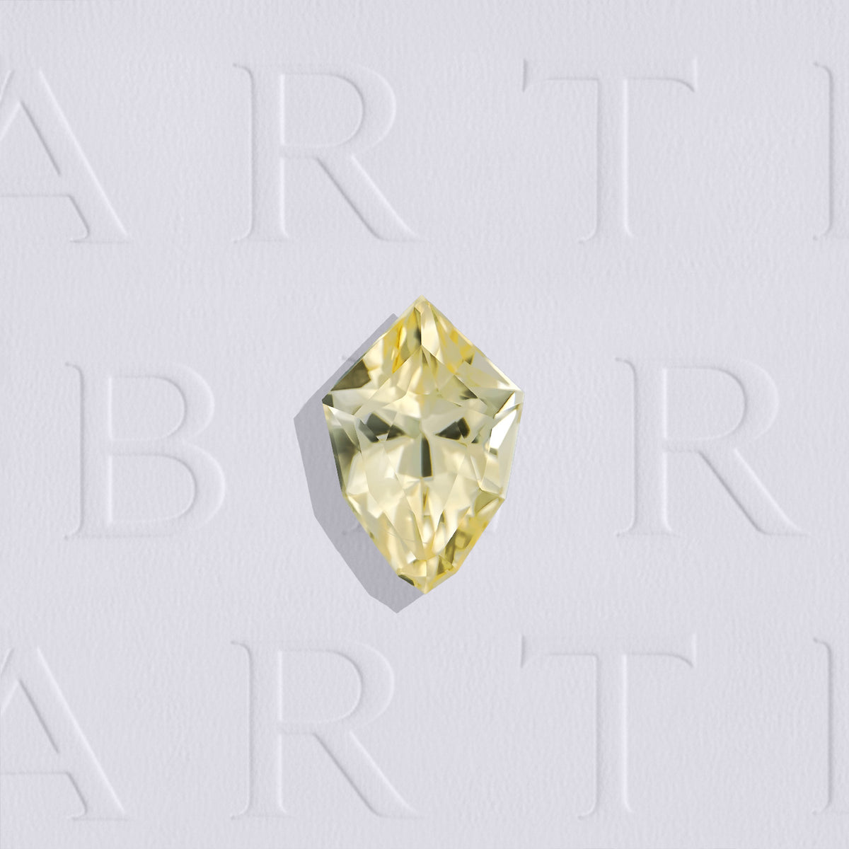 Saphir jaune naturel abstrait facetté de 0.72 carat, originaire du Sri Lanka, de couleur jaune léger, très légèrement inclus. Aucun traitement.