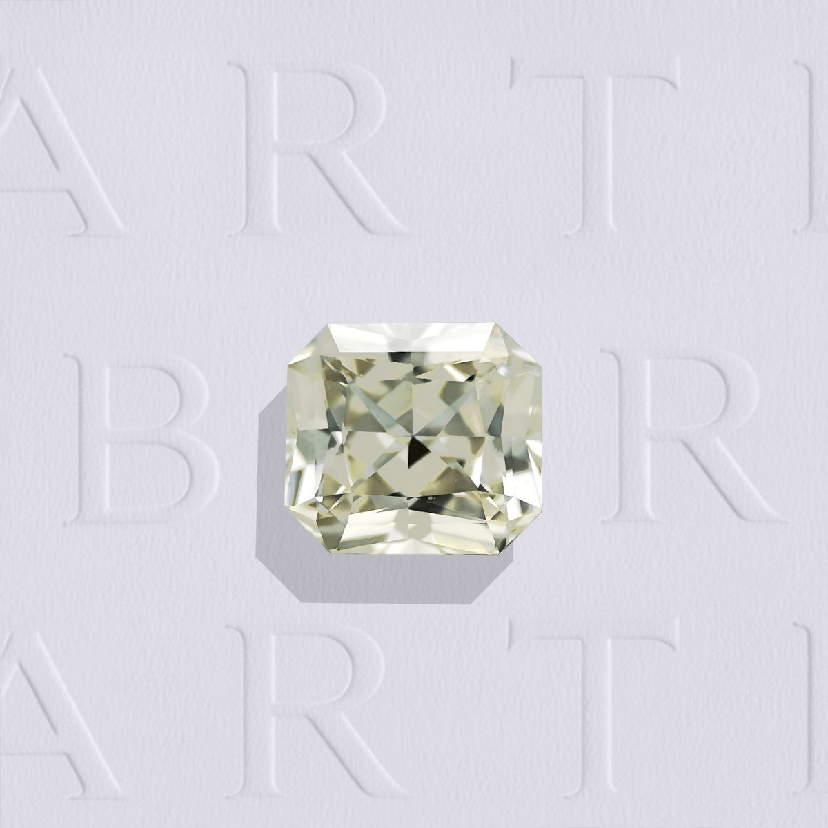 Saphir Jaune naturel rectangle à pans coupés facetté de 1.24 carat, originaire de Madagascar, de couleur jaune-vert très léger, sans inclusion visible à l’œil nu. Pierre précieuse non traitée.