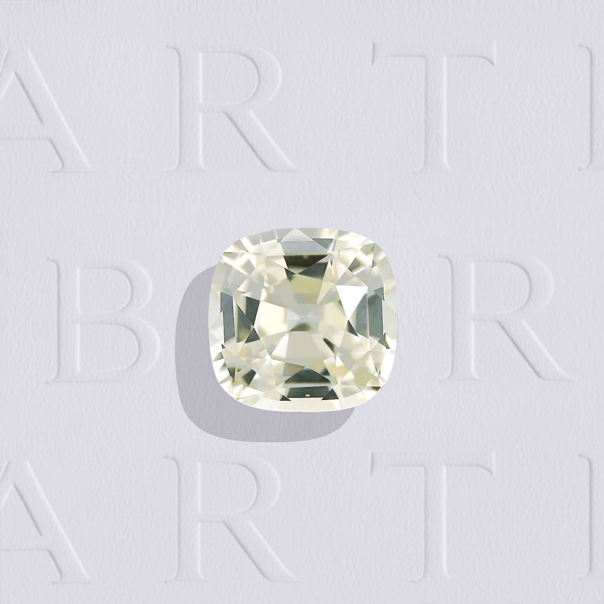 Saphir jaune naturel coussin carré facetté de 1.42 carat, originaire du Sri Lanka, de couleur jaune-orangé très léger, très légèrement inclus. Aucun traitement.