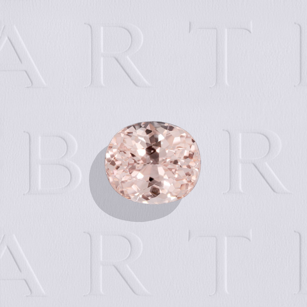 Saphir pêche naturel ovale facetté de 1.39 carat, originaire du Sri Lanka, de couleur pêche pastel, légèrement inclus. Aucun traitement.