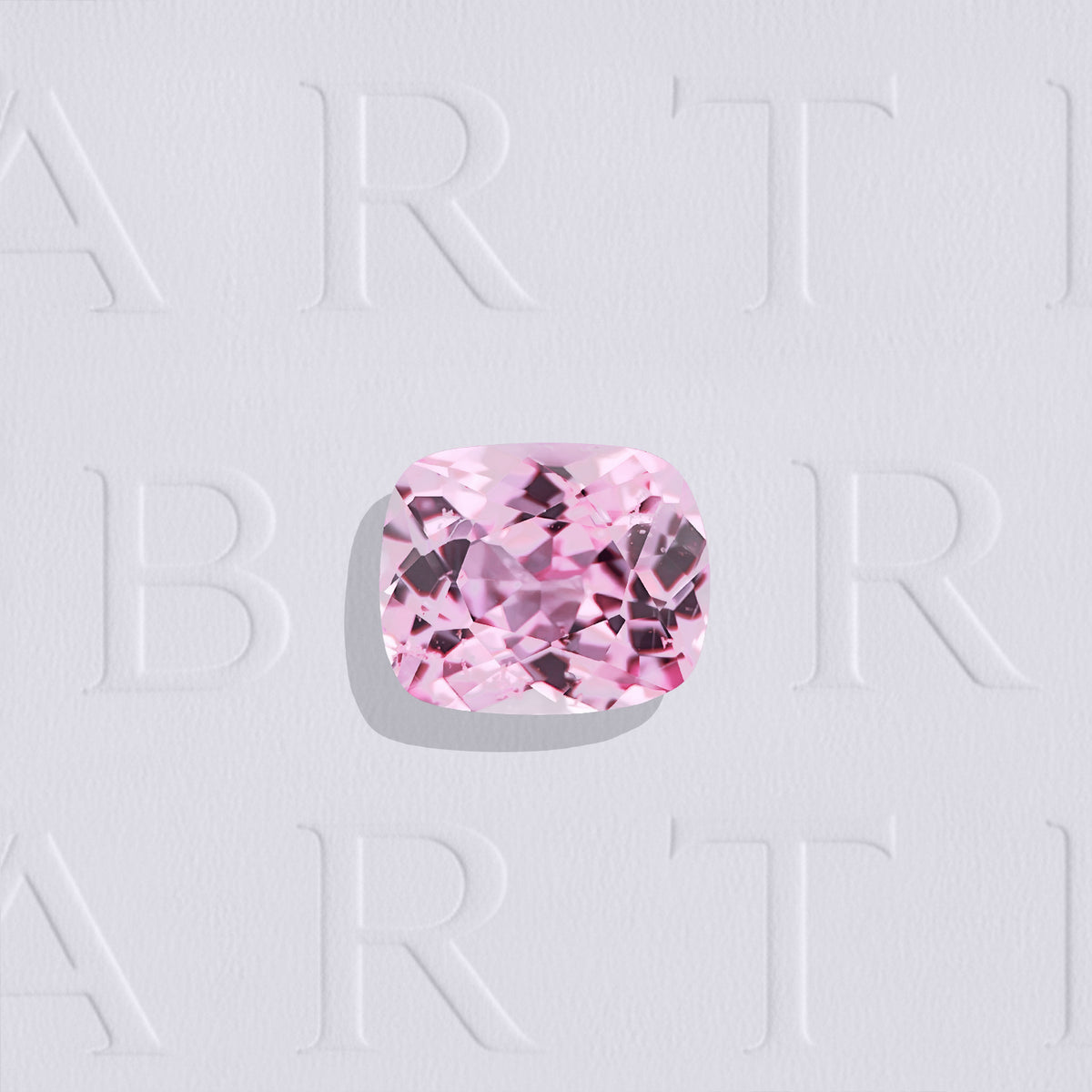 Saphir rose naturel non chauffé coussin rectangle facetté de 0.69 carat, originaire d’Ilakaka à Madagascar, de couleur rose-violet soutenu, inclus. Aucun traitement.