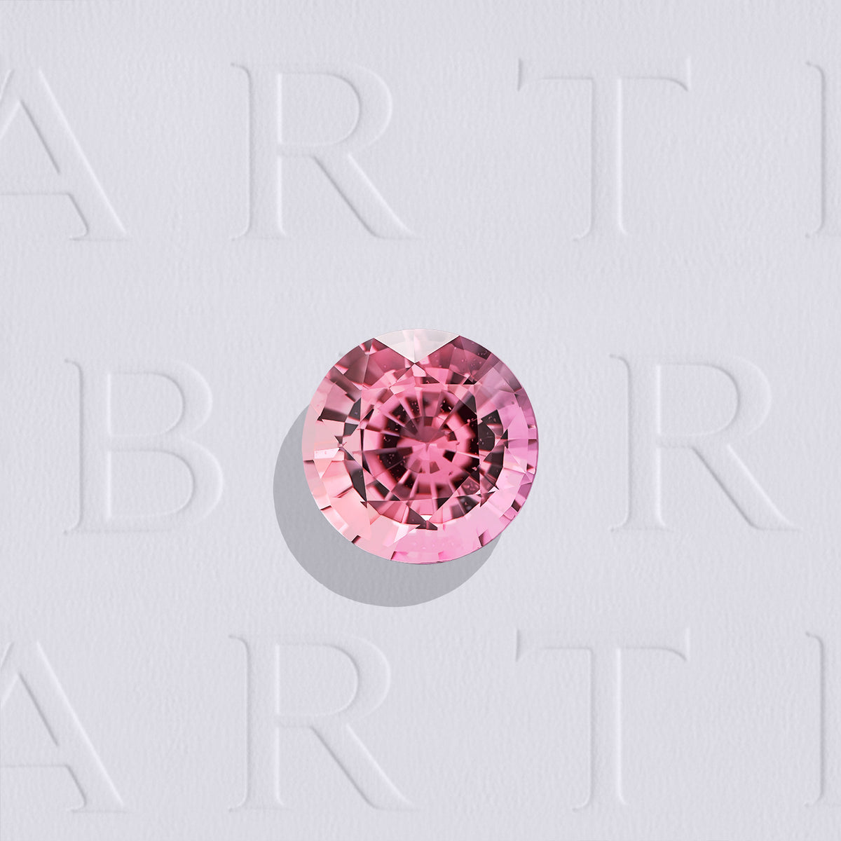 Saphir rose naturel rond facetté de 0.75 carat, originaire de Madagascar, de couleur rose prononcé, légèrement inclus. Aucun traitement.
