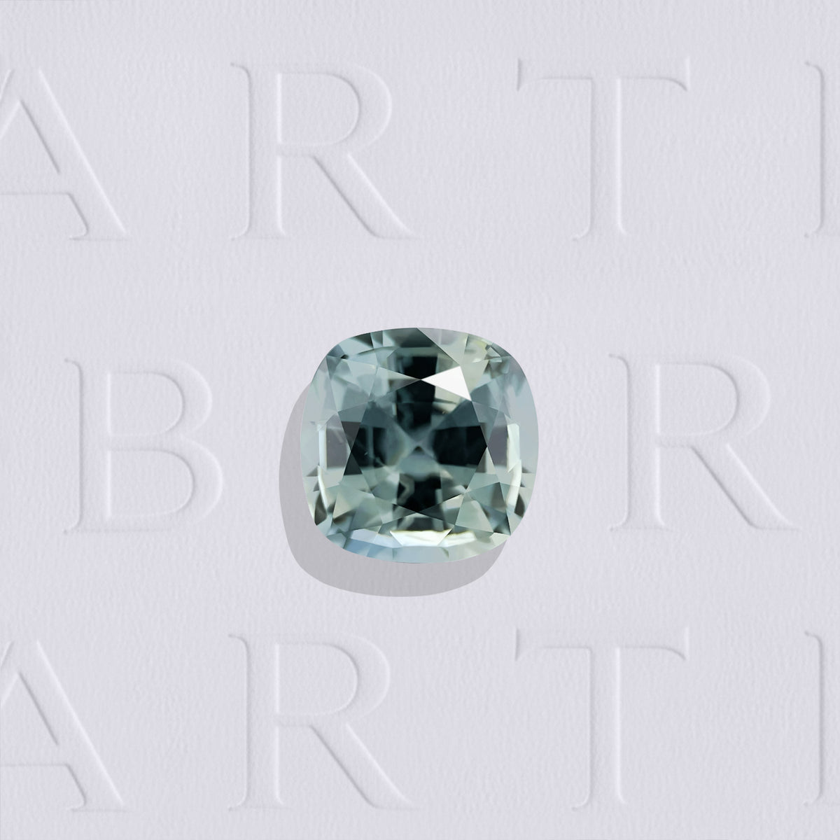 Saphir Teal naturel coussin carré facetté de 0.73 carat, originaire de Madagascar, de couleur bleu-vert prononcé, légèrement inclus. Aucun traitement.