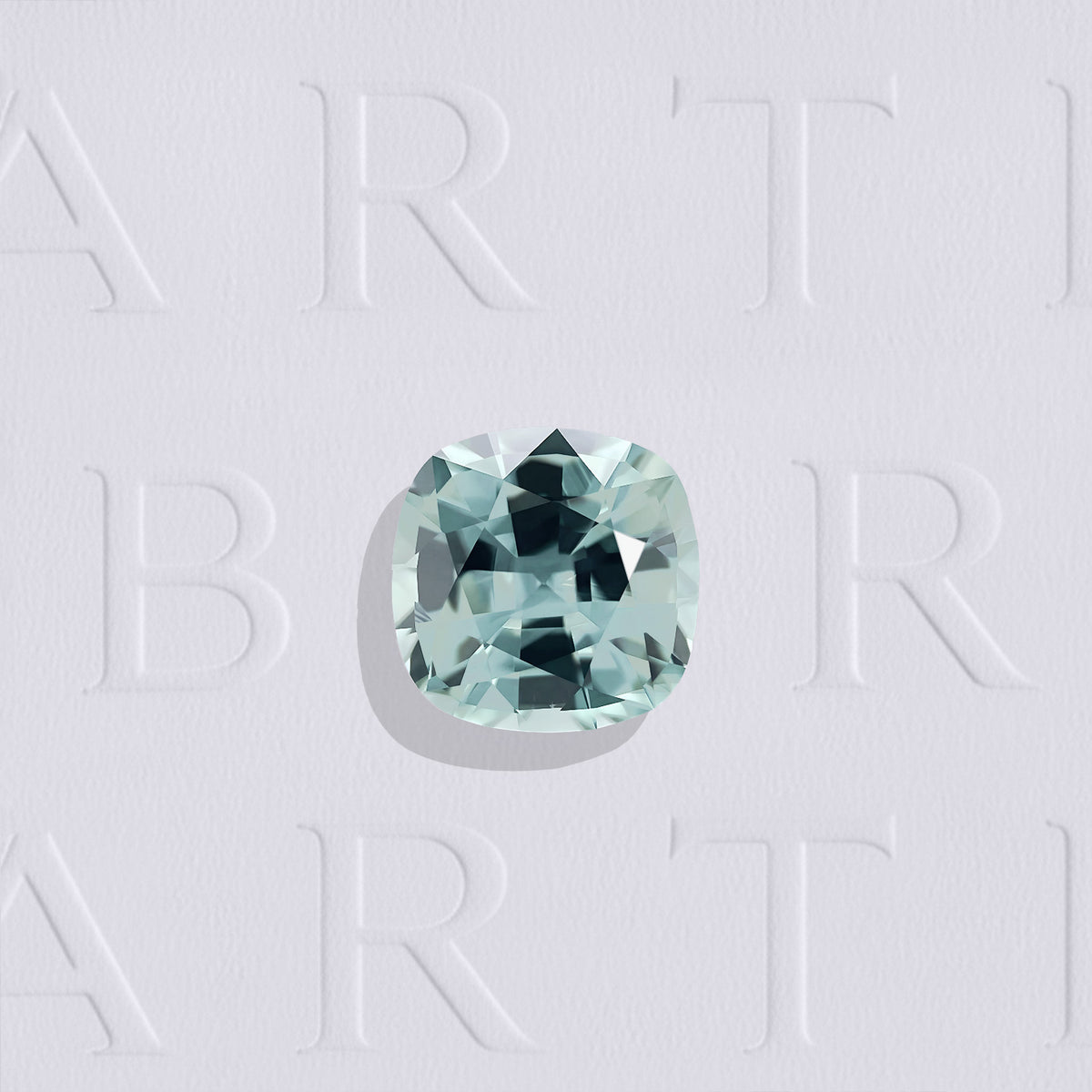 Saphir Teal naturel coussin carré facetté de 0.70 carat, originaire de Madagascar, de couleur bleu-vert légère, sans inclusion visible à l’œil nu. Gemme non traitée.