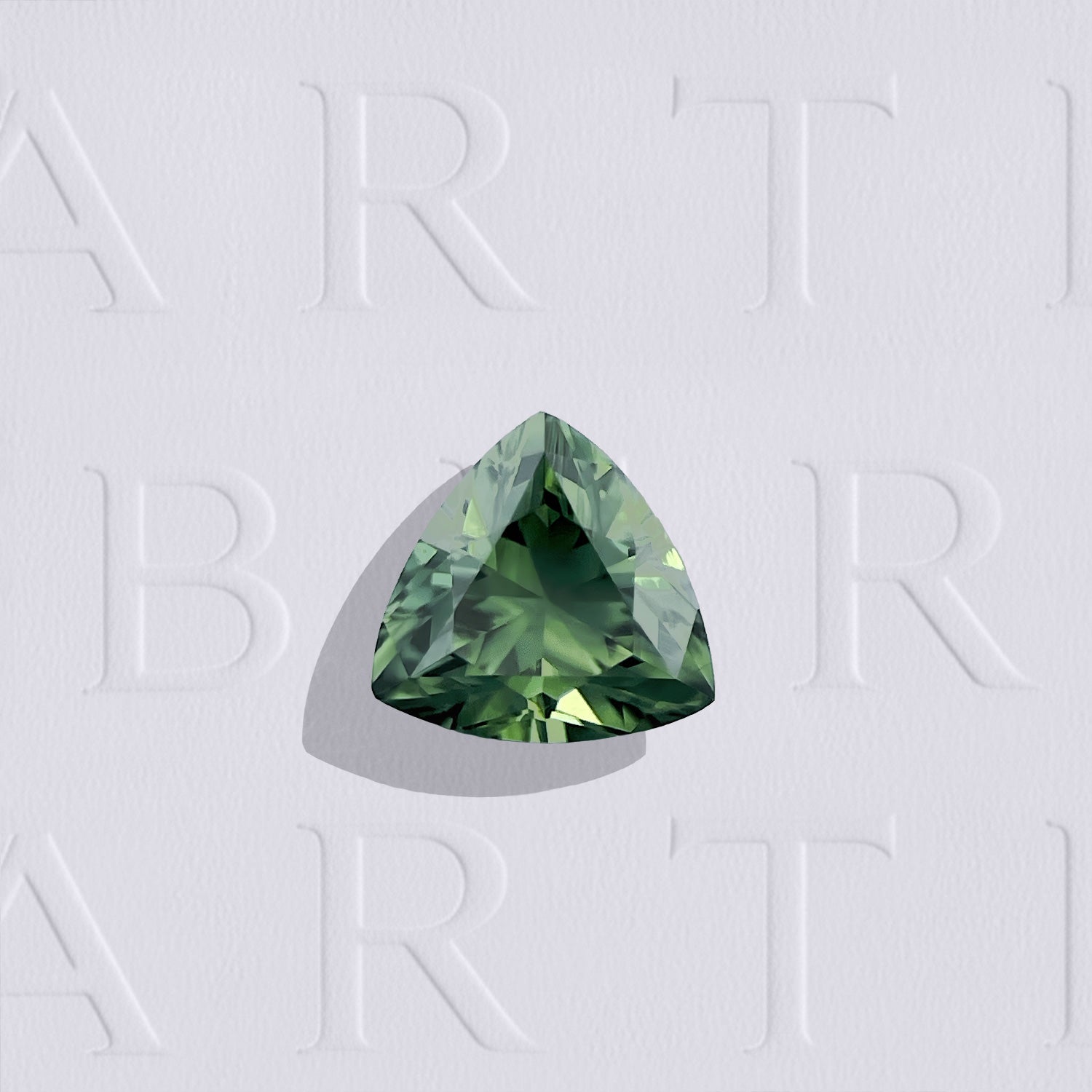 Saphir vert naturel trillion facetté de 1.20 carat, originaire d'Australie, de couleur vert-jaune soutenu, sans inclusion visible à l'œil nu, non traité et certifié.