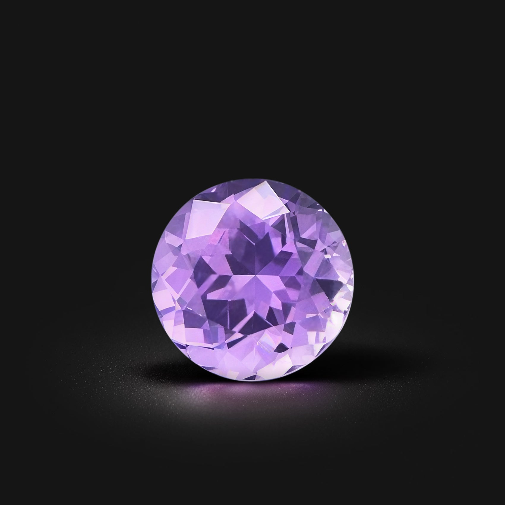 Saphir rond facetté 0,84ct, violet prononcé, pureté sans inclusion à l’œil nu, origine Sri Lanka