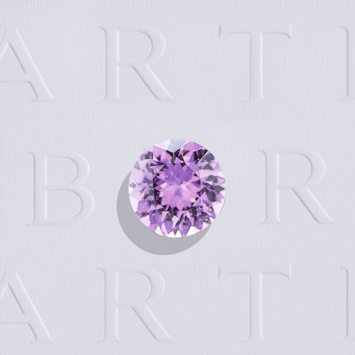 Saphir violet naturel rond 5mm facetté de 0.53 carat, originaire d’Ilakaka à Madagascar, de couleur violet-rosé prononcé, inclus. Aucun traitement.