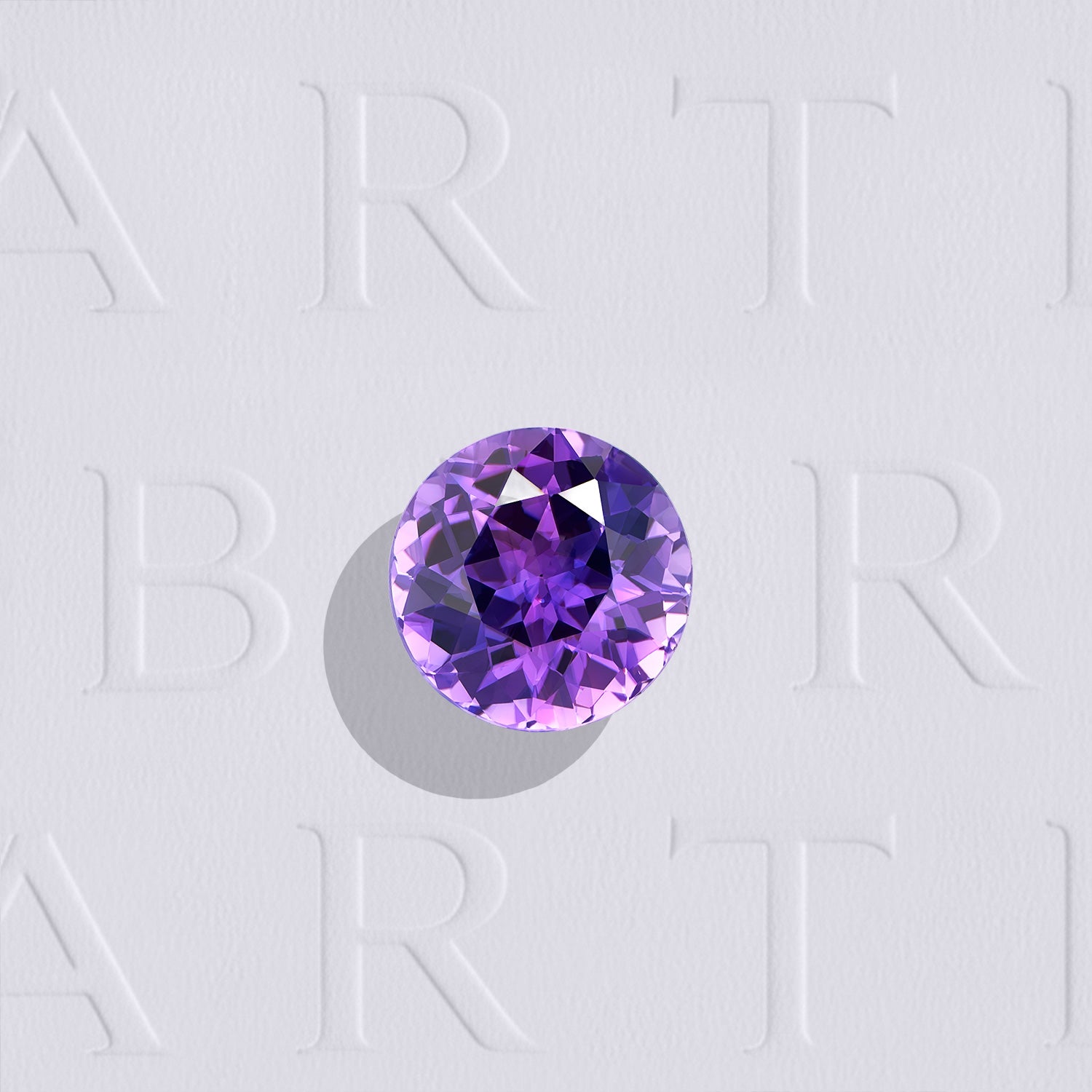 Saphir Violet naturel chauffé rond de 0.63 carat, facetté, de couleur violet rosé soutenue, originaire de Madagascar
