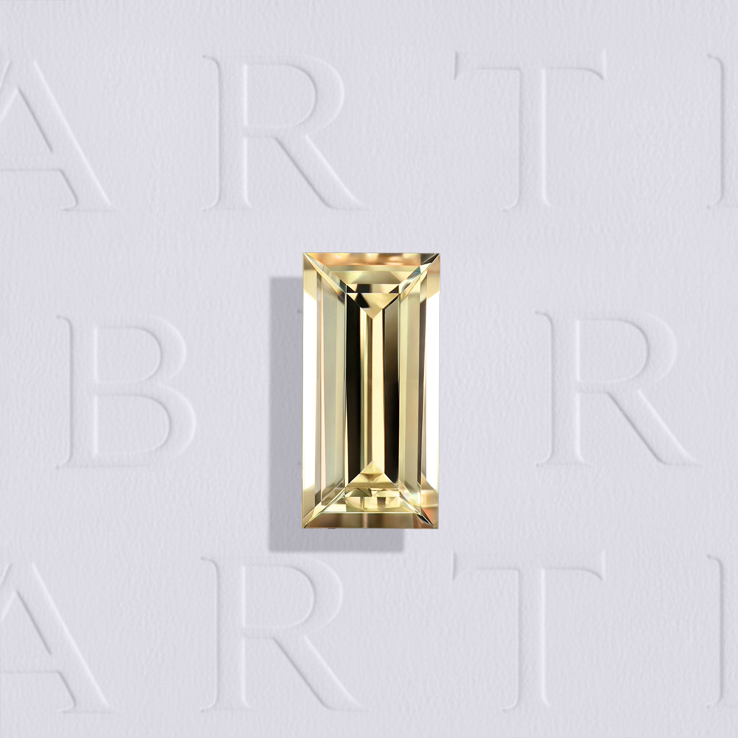 Saphir Jaune naturel non chauffé taille baguette de 1.30 ct, provenance Madagascar, couleur jaune-doré léger.
