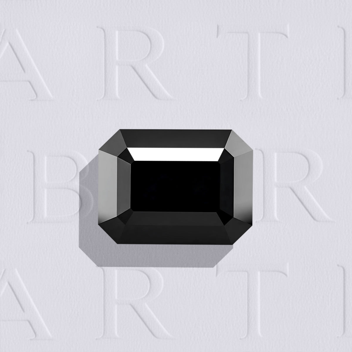 Spinelle noir naturel opaque rectangle à pans coupés facetté de 3.89 carats, originaire de Thaïlande, de couleur noir sombre, sans inclusion visible à l’œil nu. Aucun traitement.