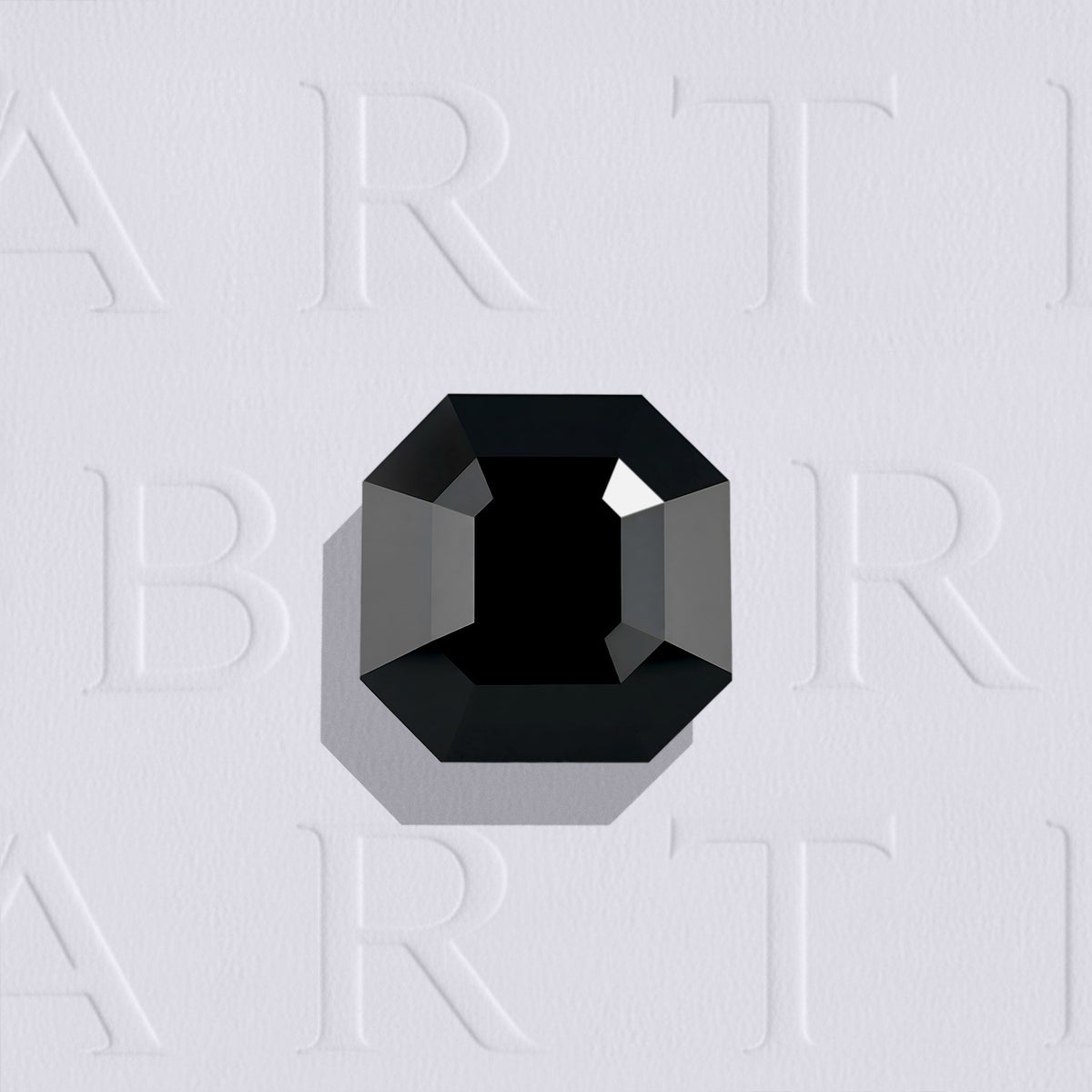 Spinelle noir naturel carré à pans coupés facetté de 2.87 carats, de couleur noire opaque, sans inclusion visible à l’œil nu. Aucun traitement.