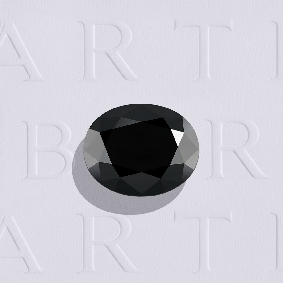 Spinelle noir naturel ovale facetté de 4.30 carats, originaire de Thaïlande, de couleur noir opaque, sans inclusion visible à l’œil nu. Aucun traitement.