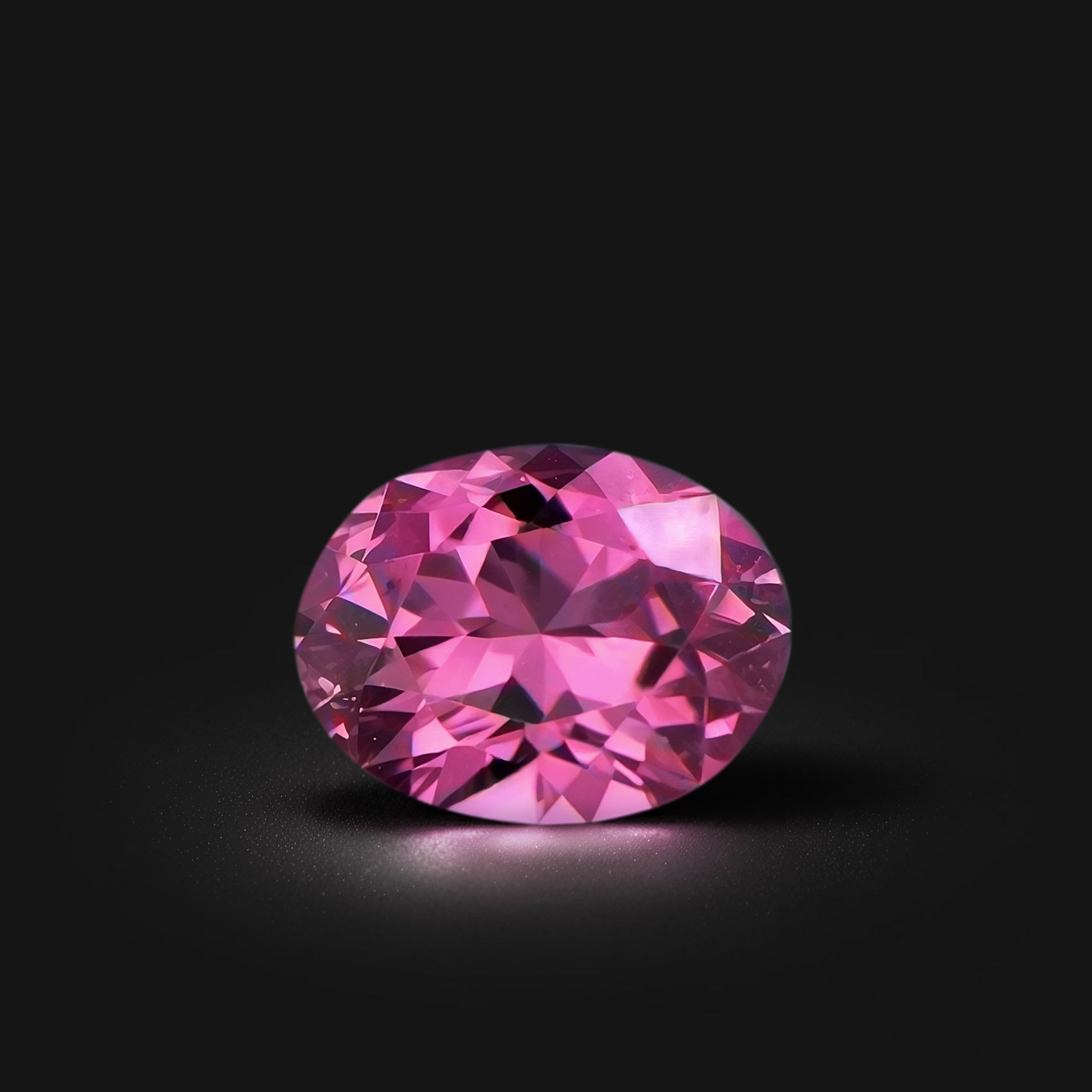 Spinelle naturel ovale de 0.64 carat, facetté, de couleur rose soutenu, originaire de Tanzanie