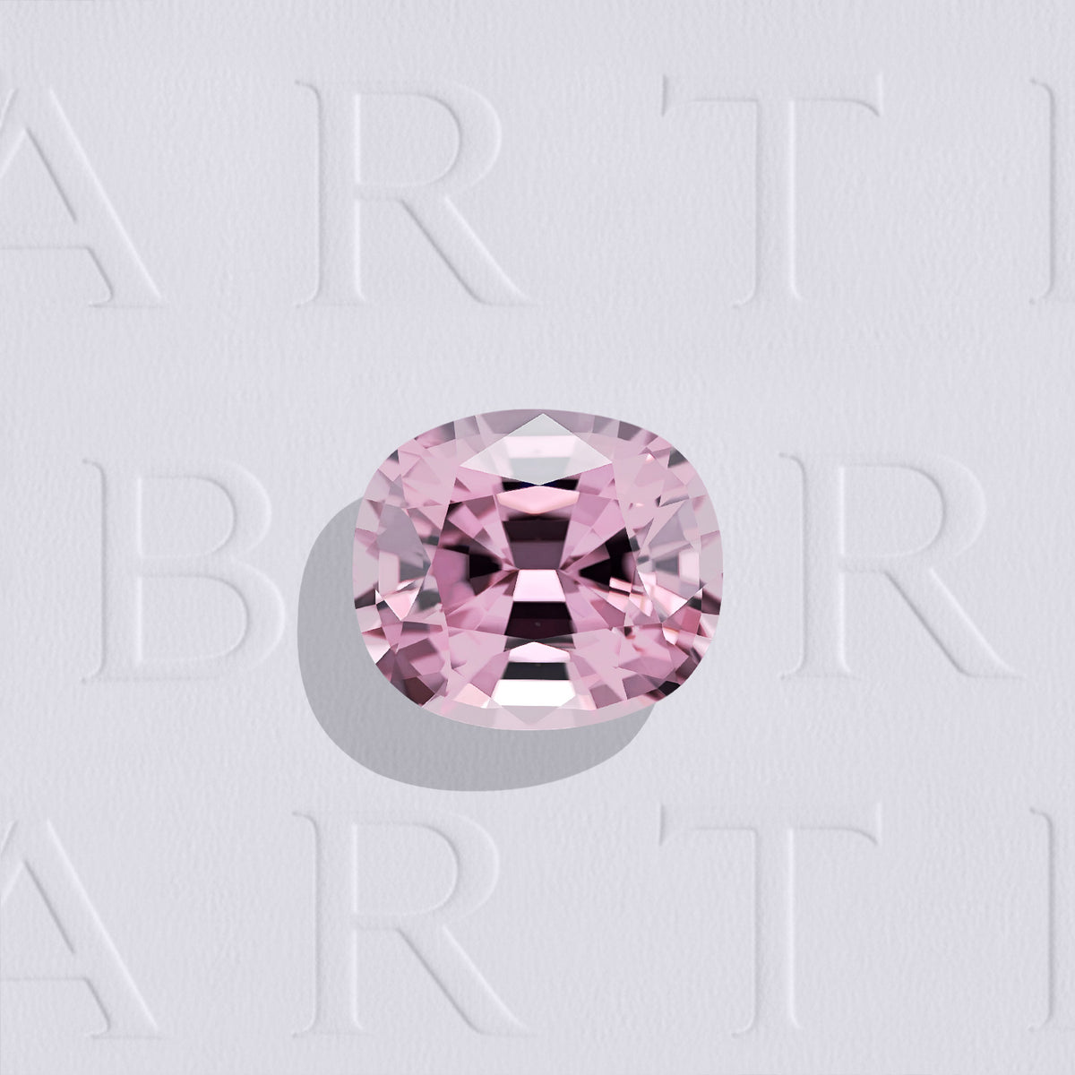 Spinelle rose naturel coussin rectangle facetté de 1.61 carat, originaire de Mogok au Myanmar, de couleur rose-violet léger, sans inclusion visible à l'œil nu. Aucun traitement.