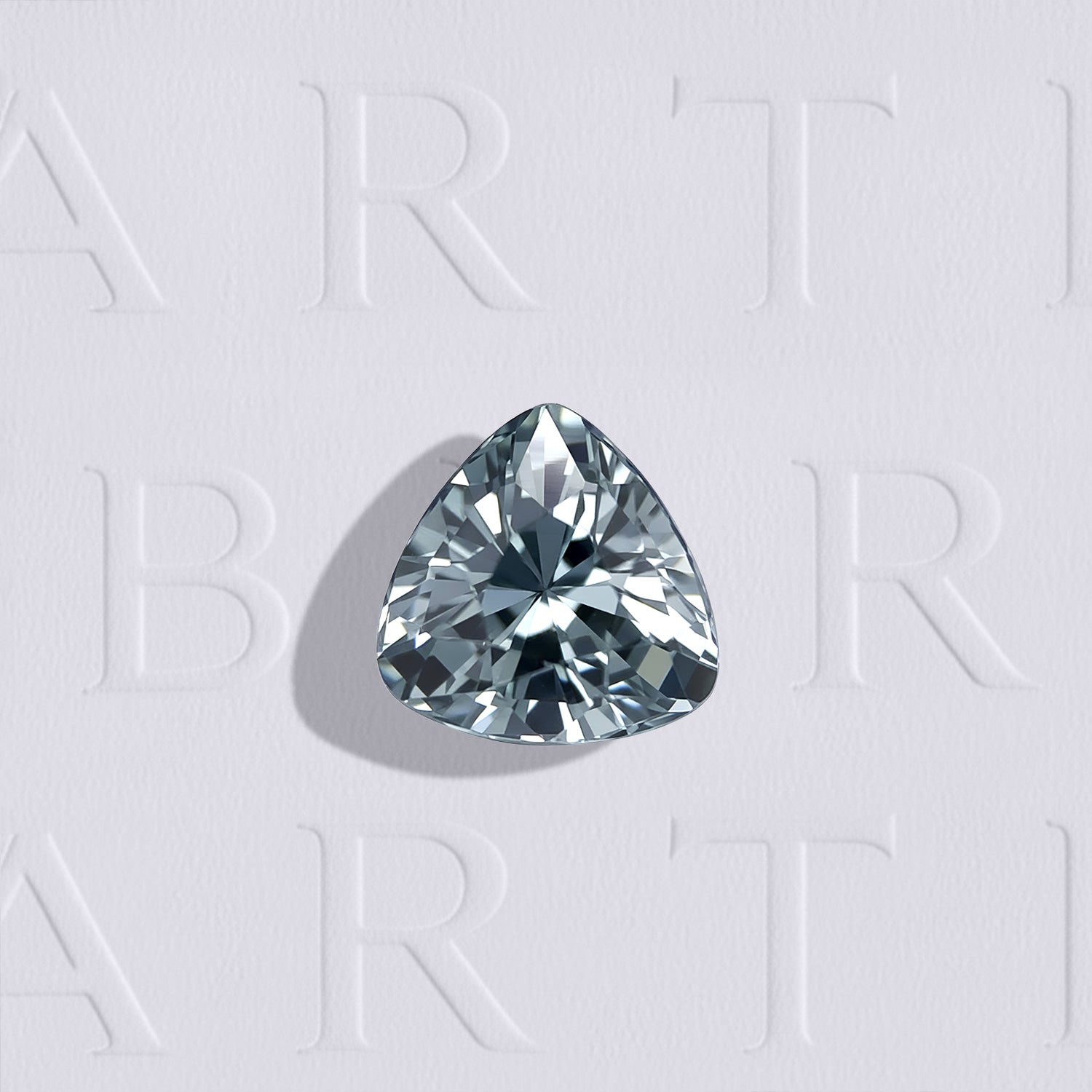 Spinelle gris bleuté naturel trillion de 1.13 carat, facetté, originaire de Birmanie, sans inclusion visible à l’œil nu