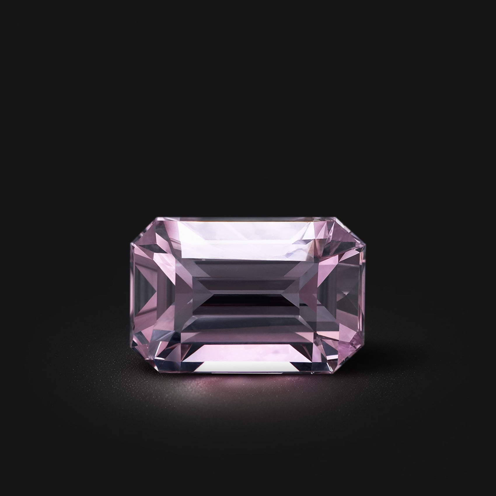 Spinelle violet naturel rectangulaire à pans coupés de 1.51 carat, facetté, originaire du Sri Lanka, sans inclusion visible à l’œil nu