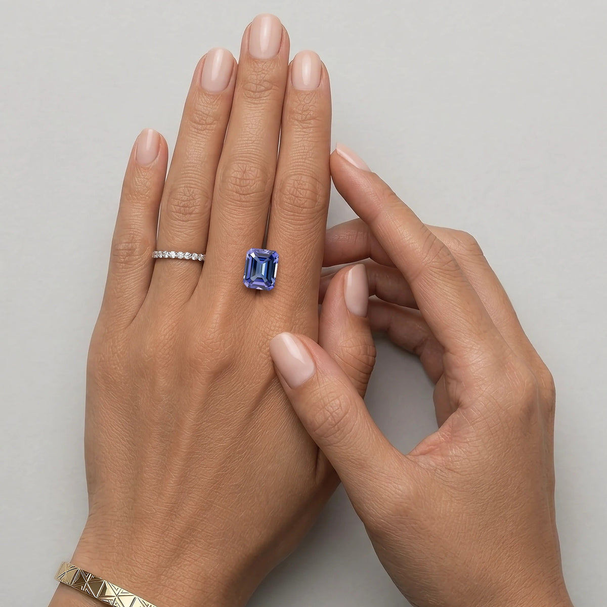 Tanzanite non sertie de 4,44 carats mesurant 10,7 sur 8,6 mm, présentée sur une main à taille réelle