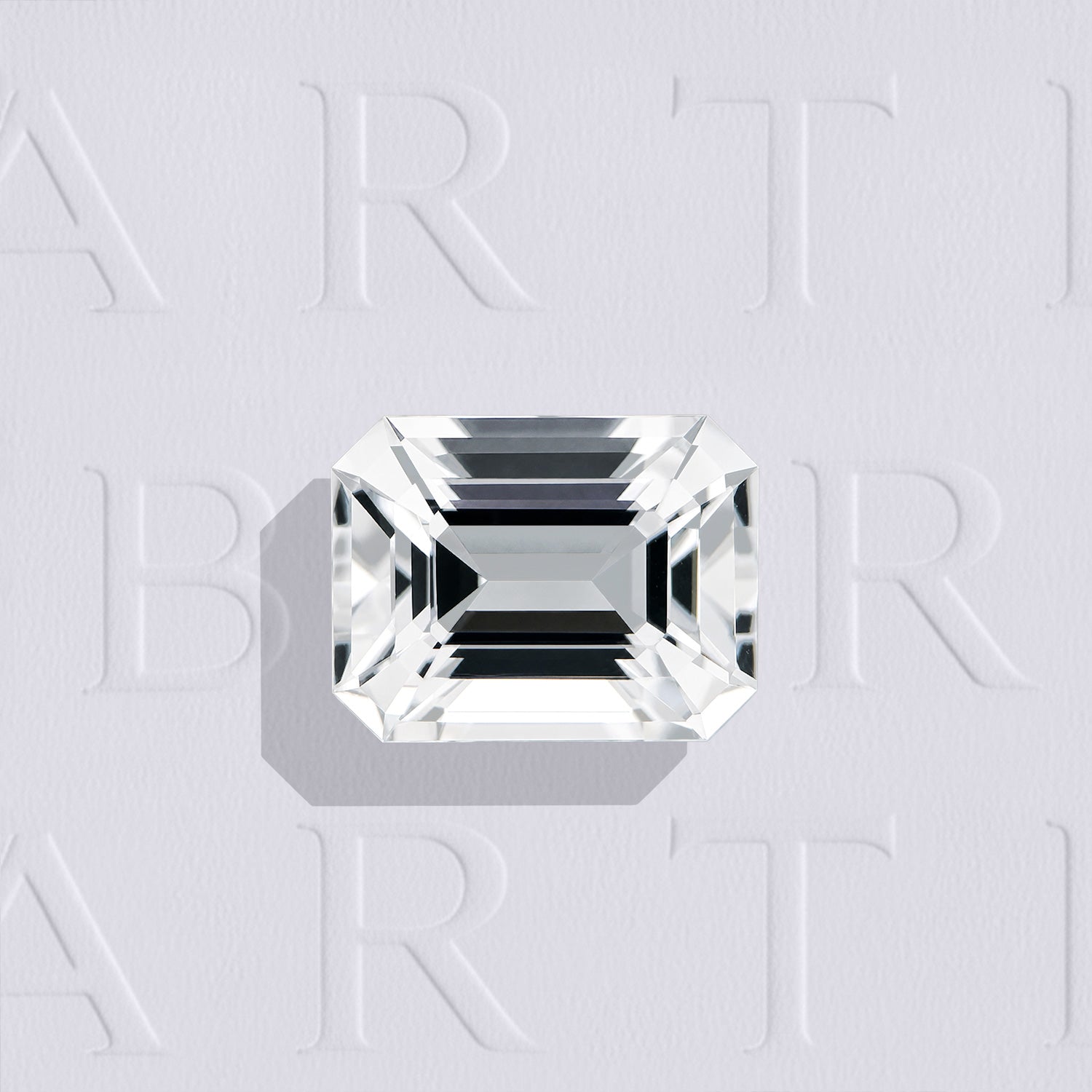 Topaze incolore naturelle rectangle à pans coupés facettée de 2.50 carats, originaire du Brésil, sans inclusion visible à la loupe 10x. Traitement: Aucun.