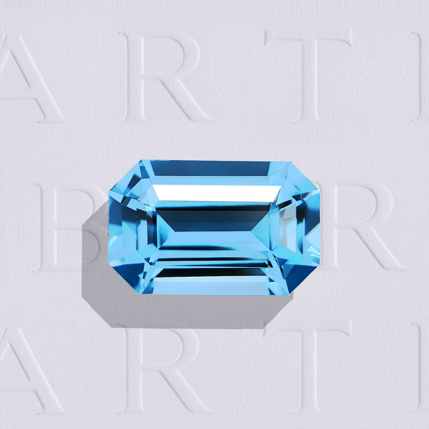 Topaze bleue forme rectangle à pans coupés facettée de 6.96 carats, originaire du Brésil, de couleur cyan-bleuté intense et sans inclusion visible à l'œil nu. Traitement: Irradiation.