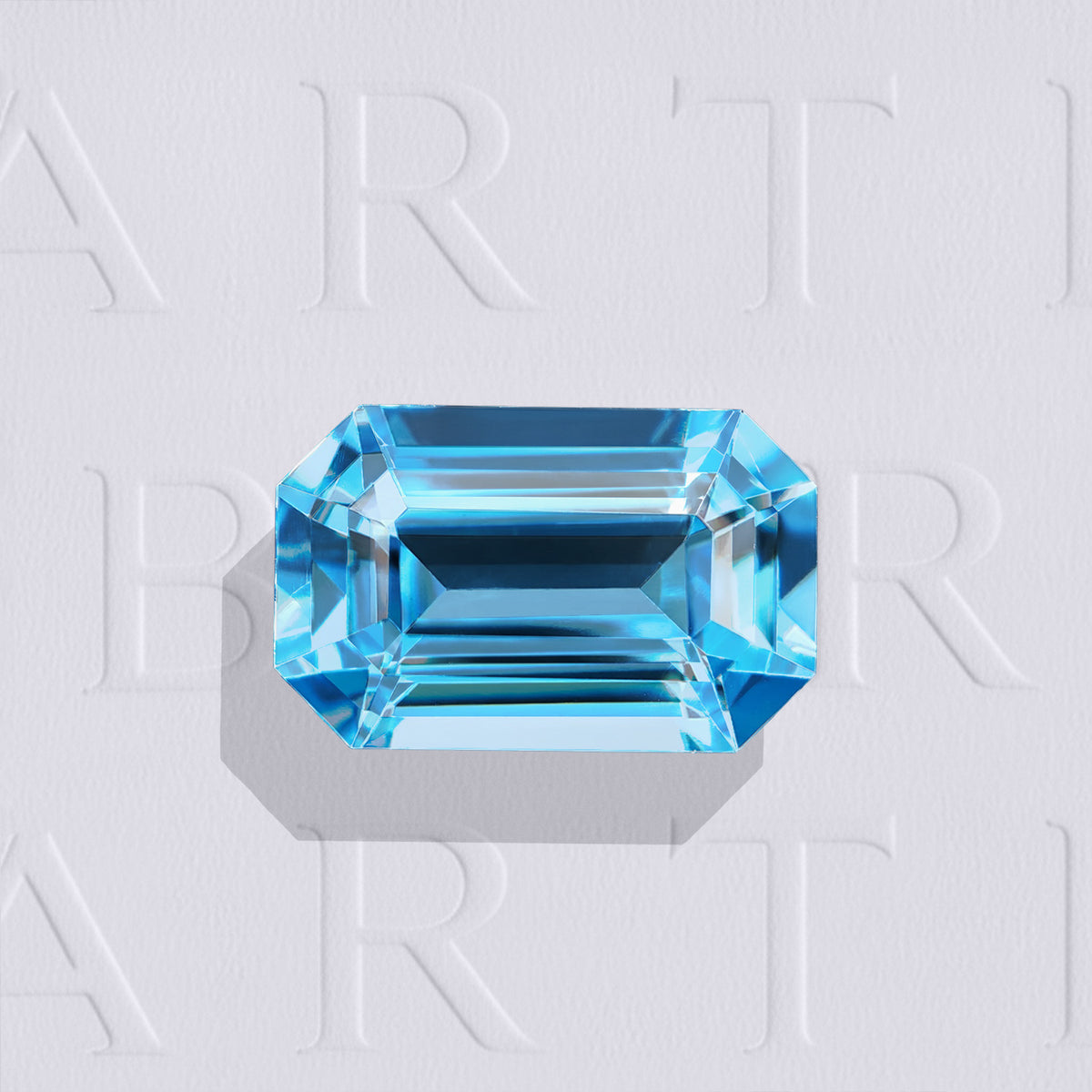 Topaze bleue forme rectangle à pans coupés facettée de 6.96 carats, originaire du Brésil, de couleur cyan-bleuté intense et sans inclusion visible à l'œil nu. Traitement: Irradiation.