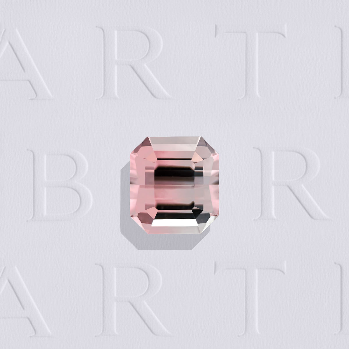 Tourmaline bicolore naturelle rectangle à pans coupés facettée de 0.66 carat, originaire de RD Congo, rose et incolore, sans inclusion visible à l’œil nu. Aucun traitement.