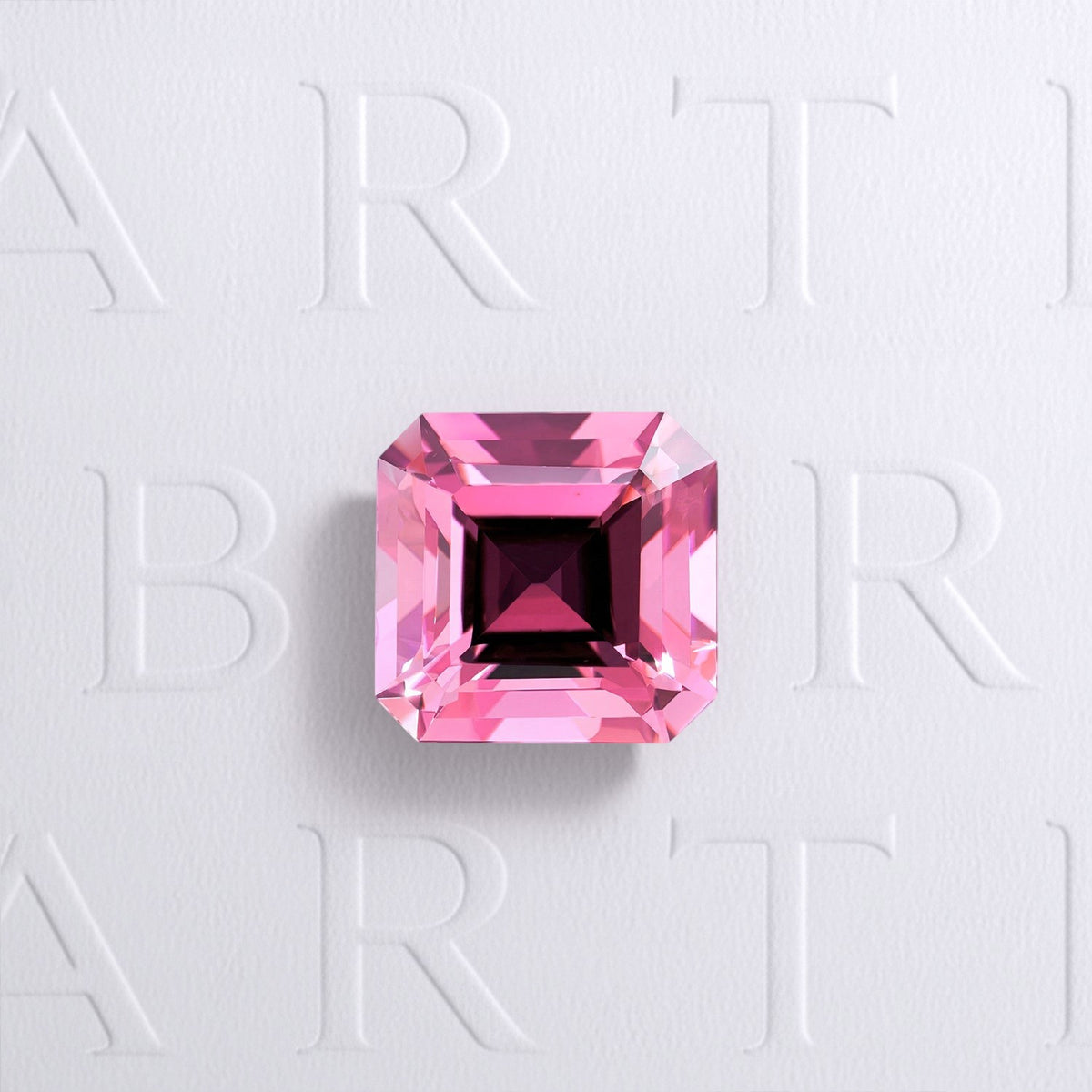 Tourmaline rose naturelle carrée à pans coupés facettée de 1.35 carat, originaire de RD Congo, de couleur rose soutenu, sans inclusion visible à l'œil nu et non traitée.