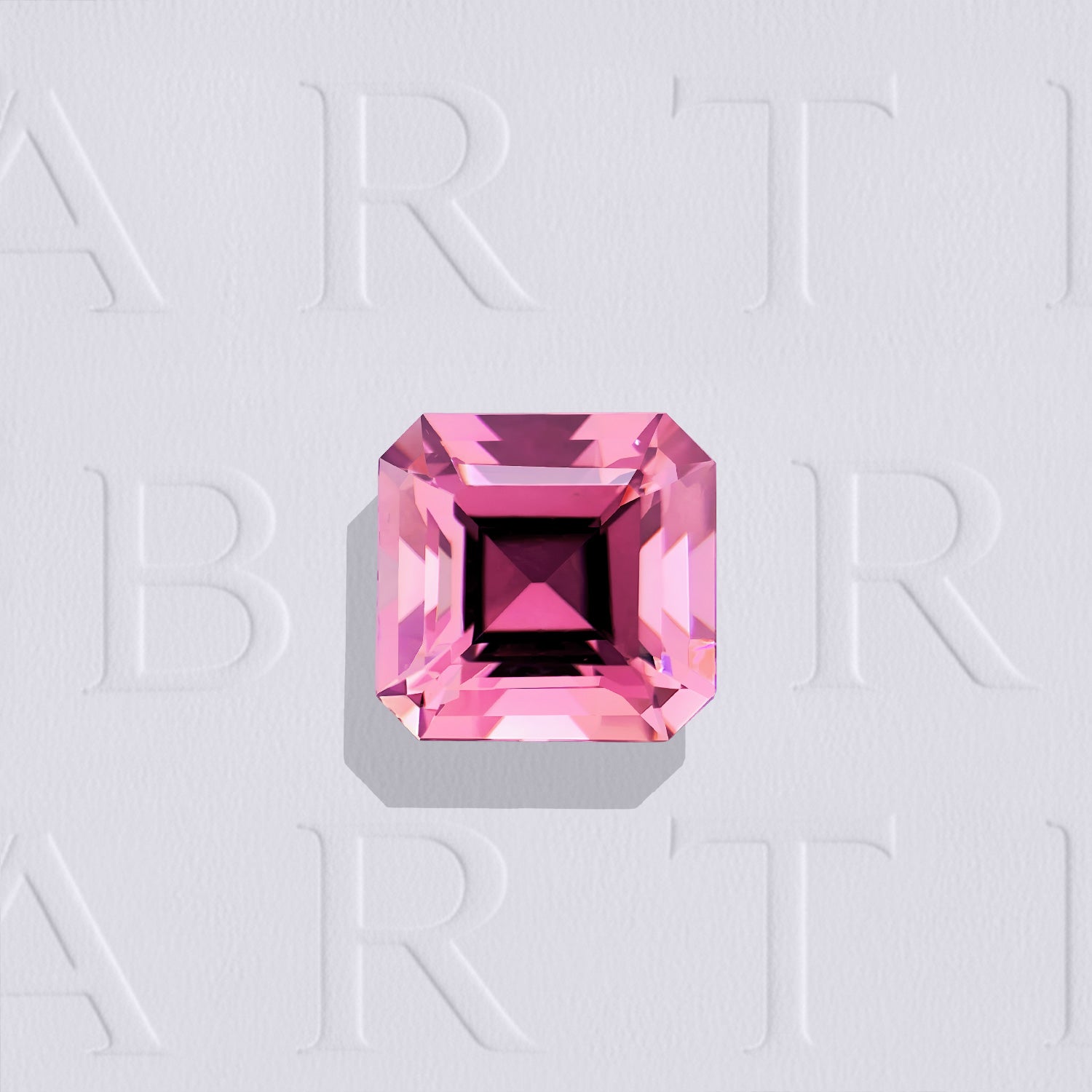 Tourmaline rose naturelle carrée à pans coupés facettée de 1.35 carat, originaire de RD Congo, de couleur rose soutenu, sans inclusion visible à l'œil nu et non traitée.