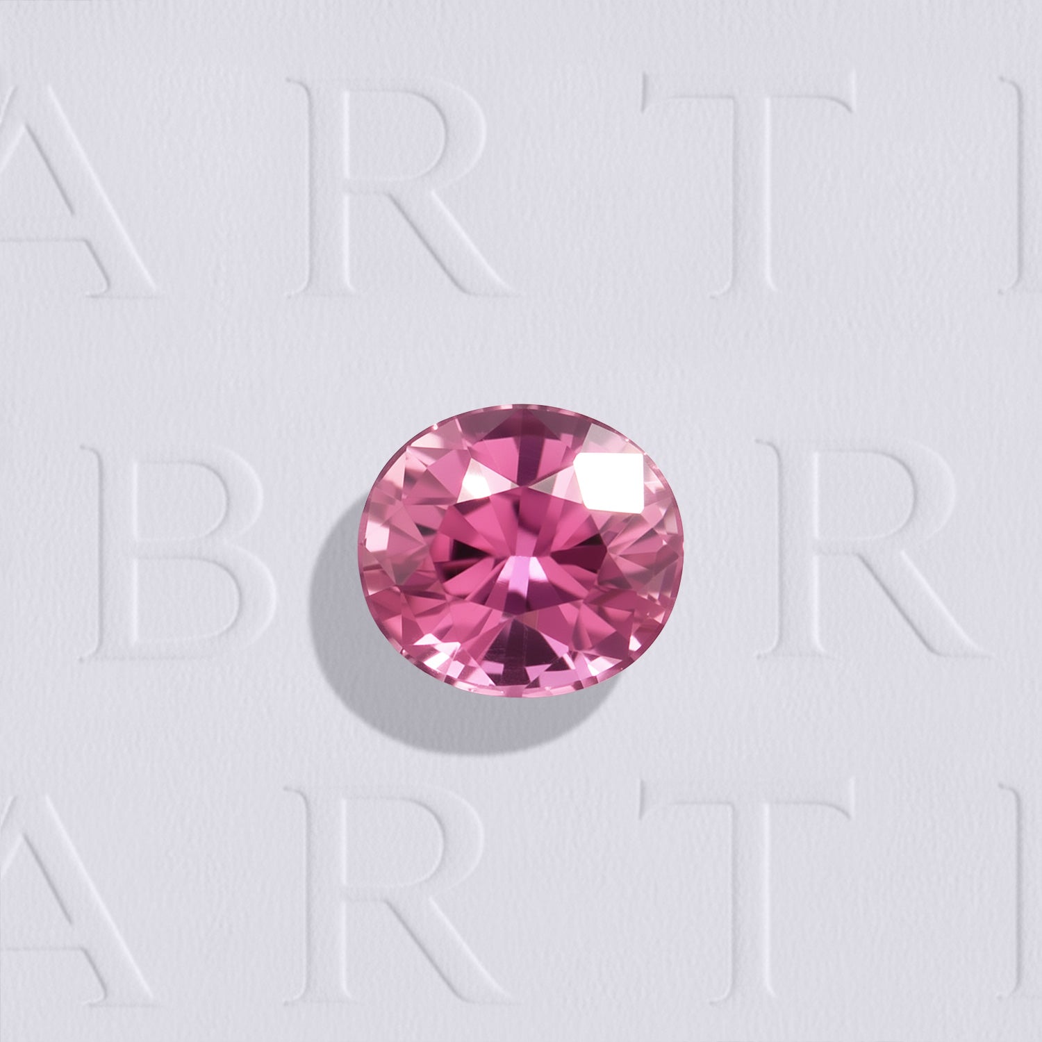 Tourmaline rose naturelle ovale facettée de 1.15 carat, couleur rose soutenue, non traitée, sans inclusion visible à l’œil nu.