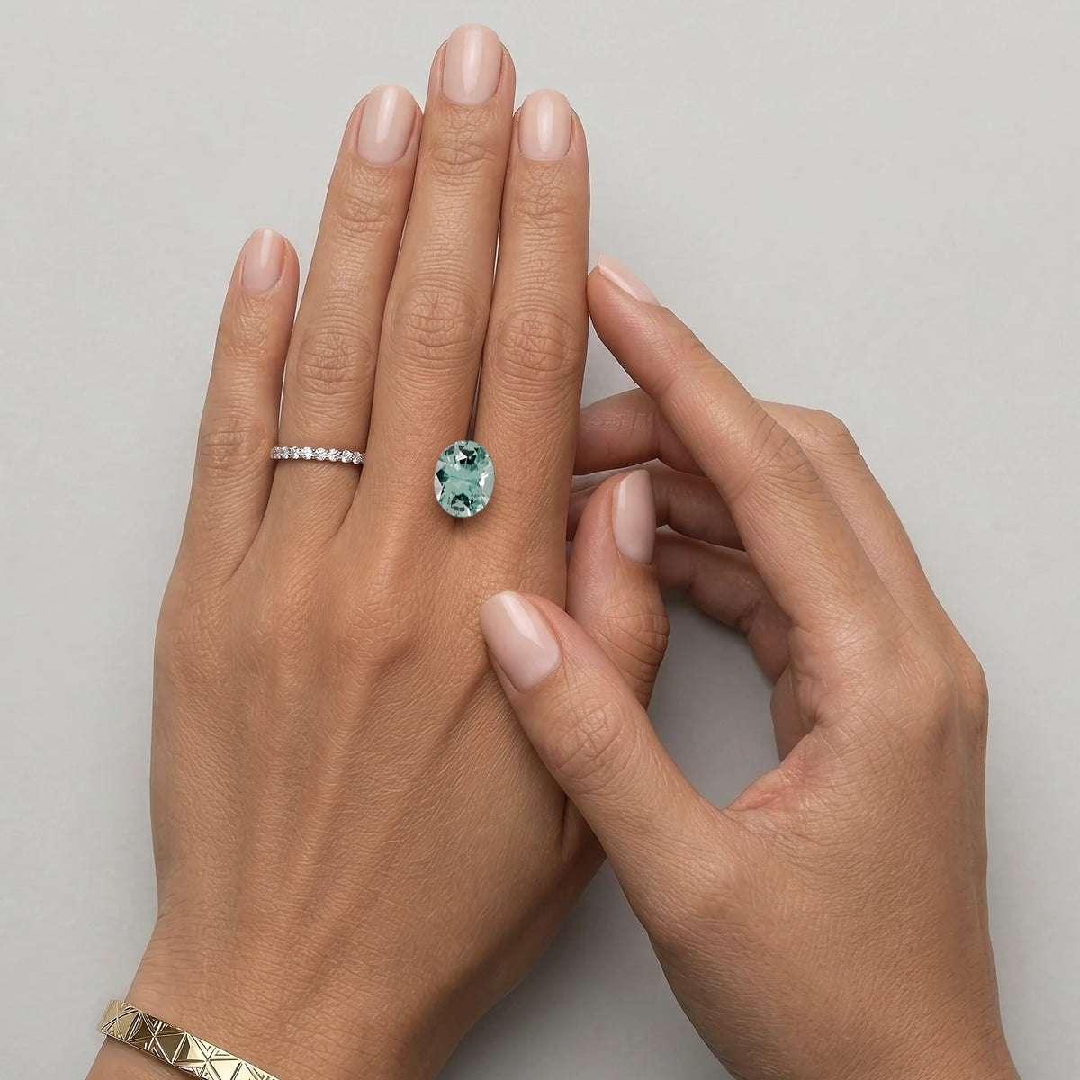 Tourmaline verte non sertie de 4,81 carats mesurant 11,5 sur 9 mm, présentée sur une main à taille réelle