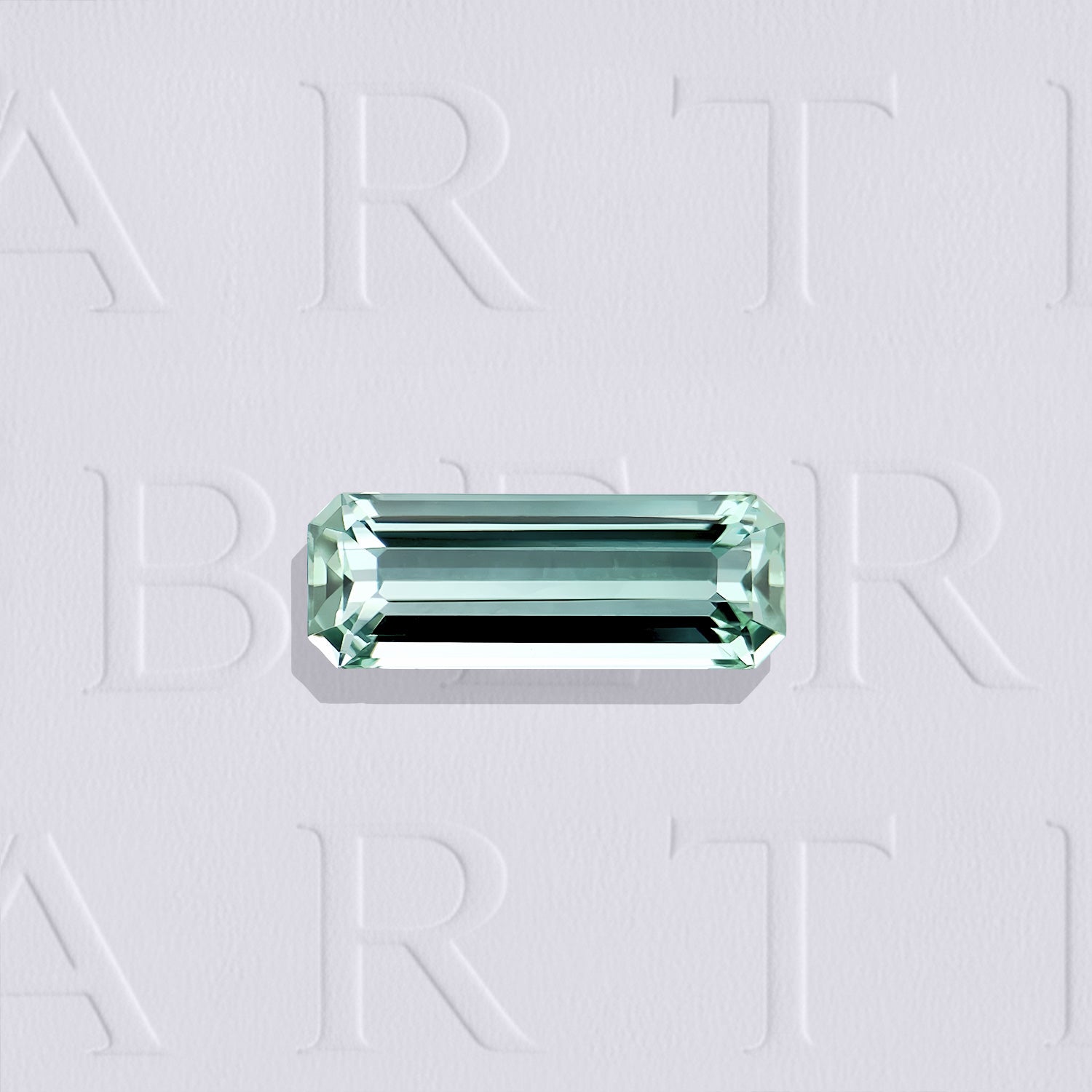 Tourmaline verte naturelle rectangle à pans coupés allongée de 1.77 carat, originaire de RD Congo, de couleur vert-bleuté léger, très légèrement incluse et non traitée.