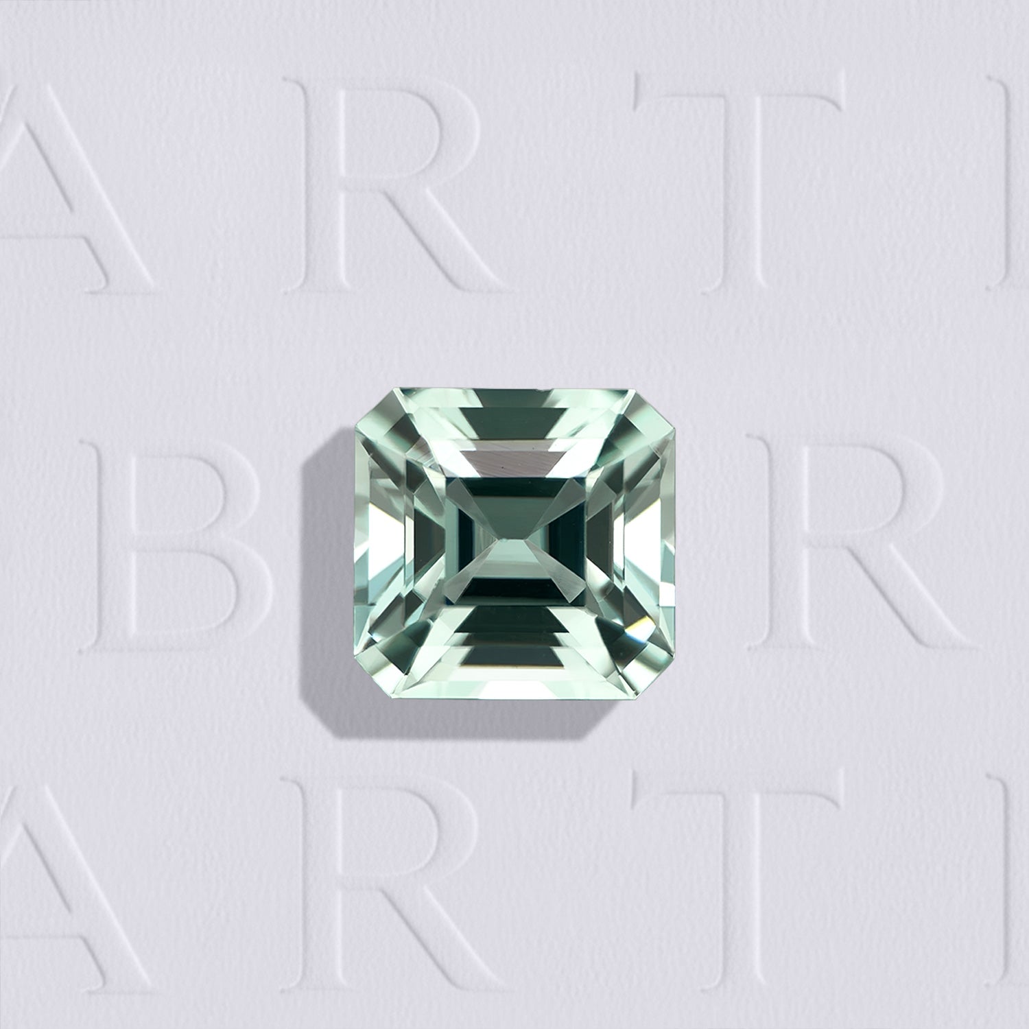 Tourmaline verte naturelle non traitée carrée à pans coupés facettée de 0.91 carat, de couleur vert léger et sans inclusion visible à l'œil nu.