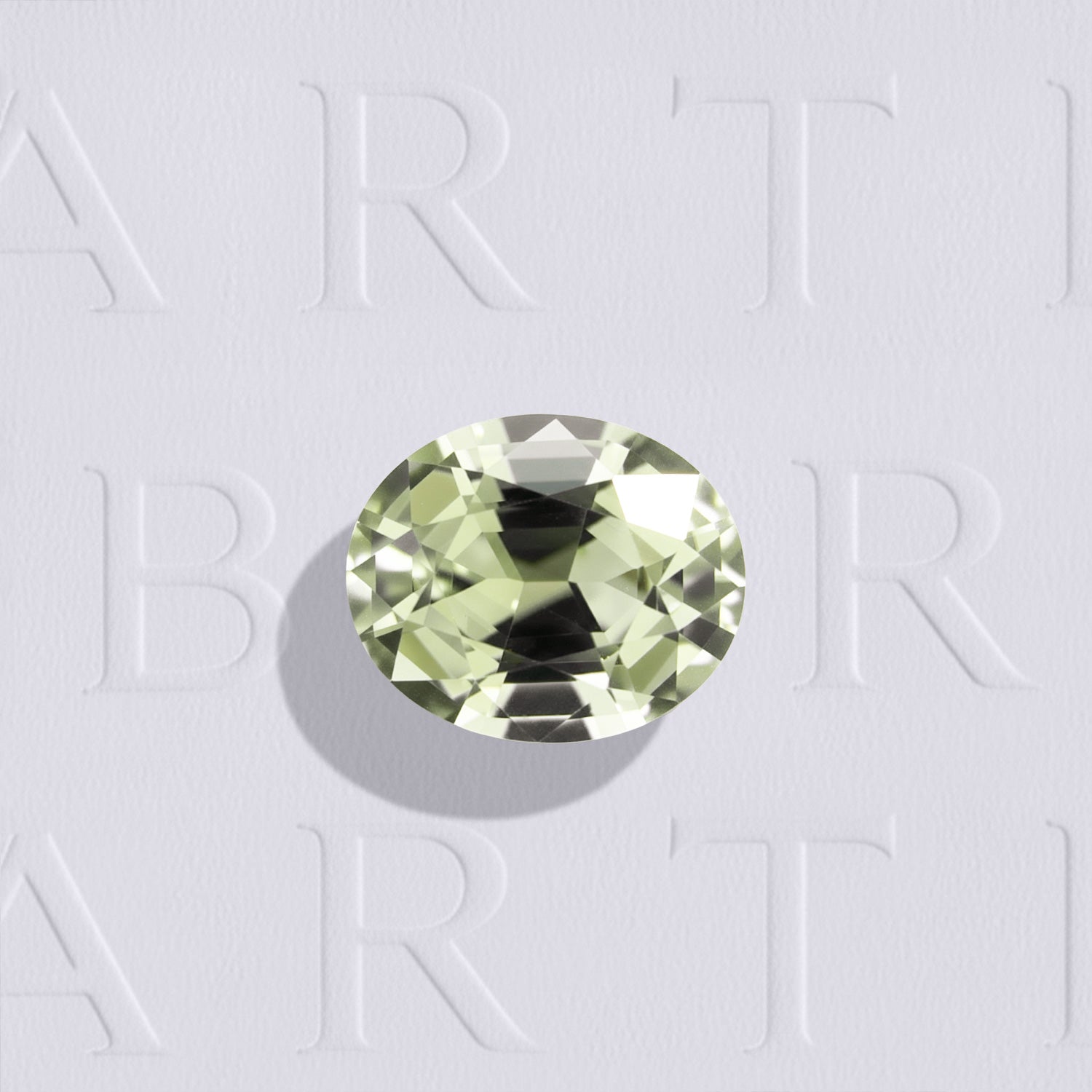 Tourmaline verte naturelle de 1.76 carat, origine République Démocratique du Congo, taille ovale facettée, couleur vert-jaune léger, non traitée sans inclusion visible à l’œil nu.