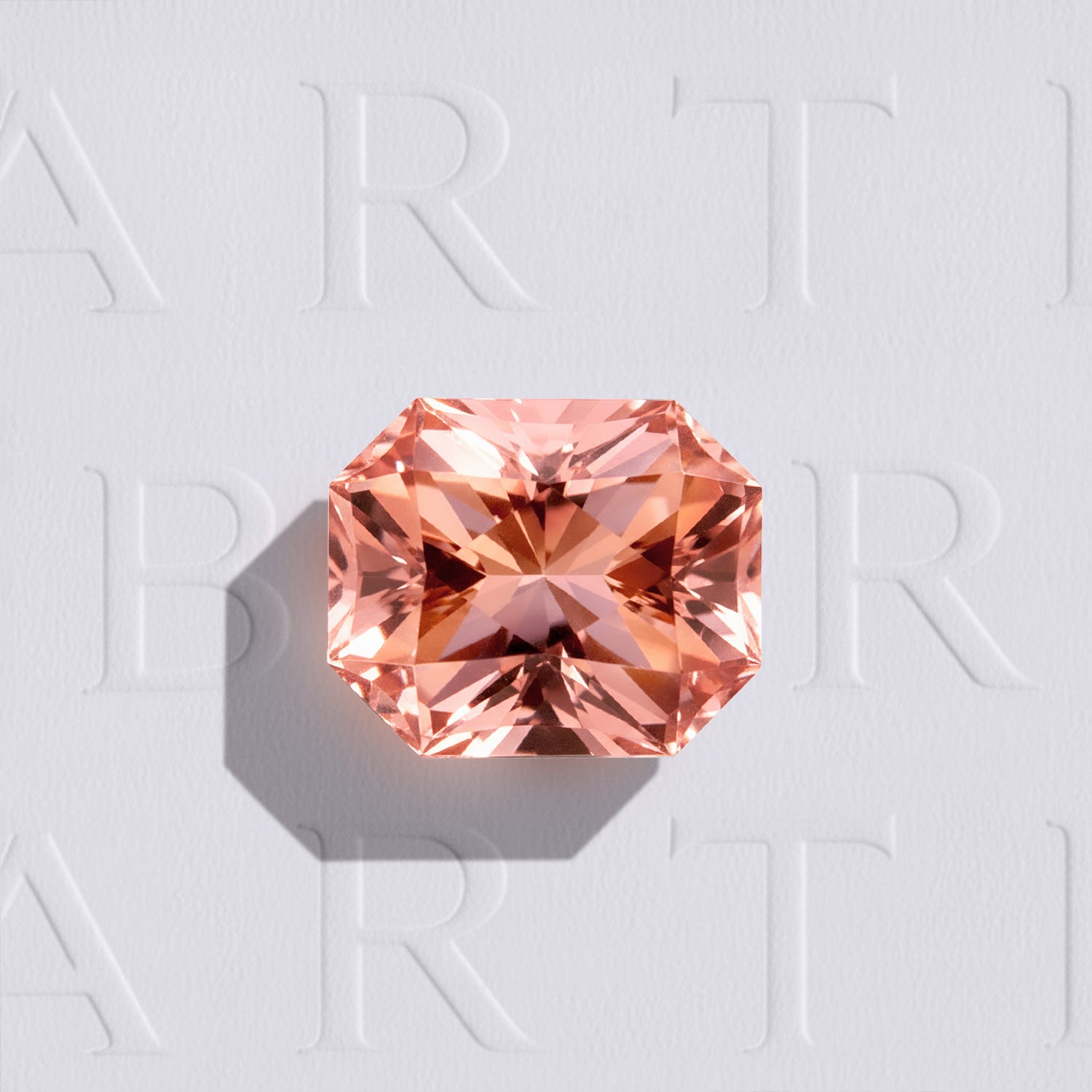 Tourmaline rectangle facettée 3,34ct, rose-orangé soutenu, pureté sans inclusion à la loupe, Congo