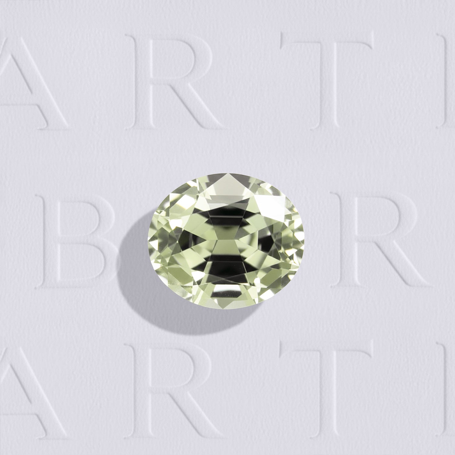 Tourmaline verte naturelle de 2.30 carats, origine République Démocratique du Congo, taille ovale facettée, couleur vert-jaune léger, aucun traitement, sans inclusion visible à l’œil nu.
