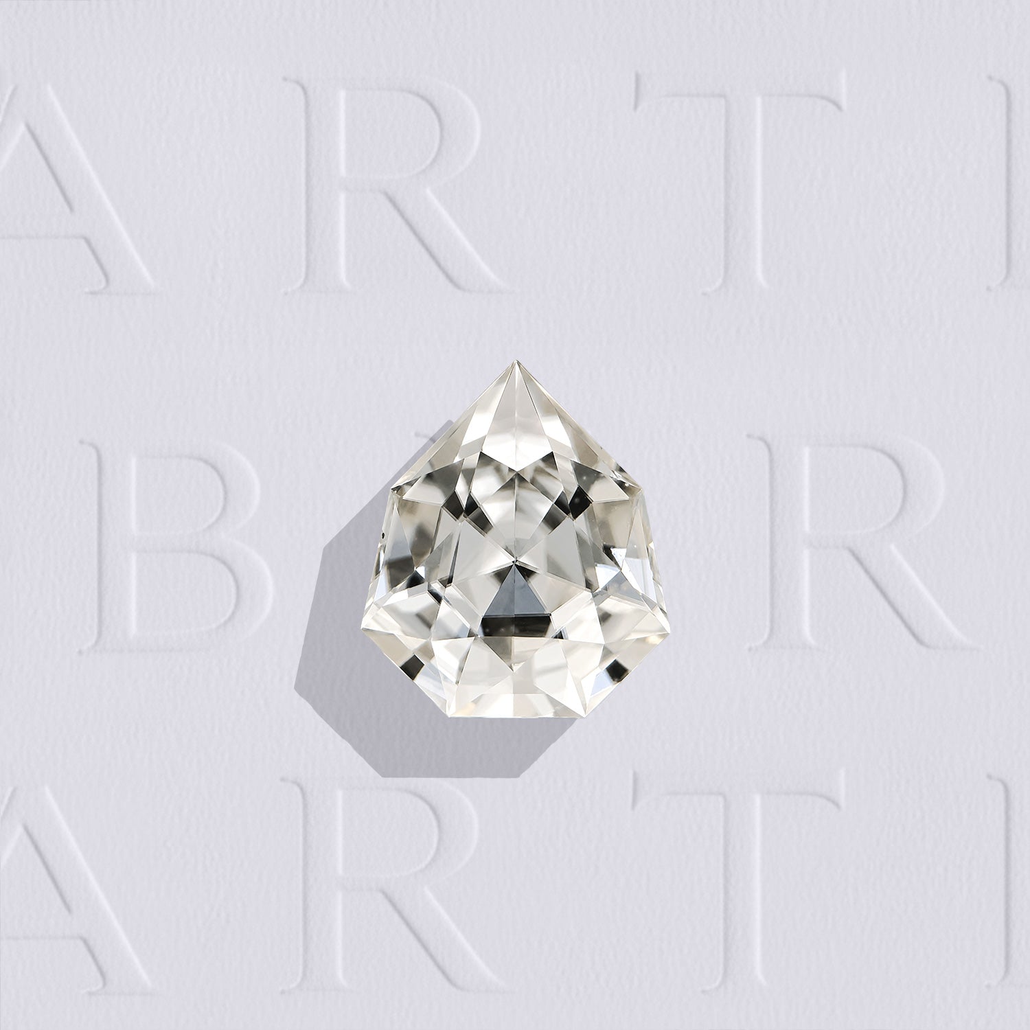 Zircon incolore naturel facetté de forme abstraite de 2.50 carats, originaire de Tanzanie, très légèrement inclus. Traitement: Chauffé.
