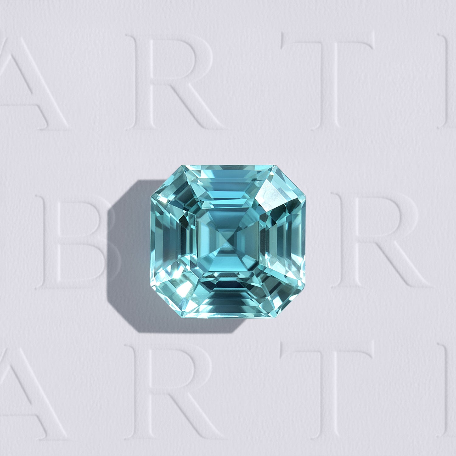 Zircon bleu cyan naturel de 2.99 carats facetté en carré à pans coupés, gemme naturelle du Cambodge.