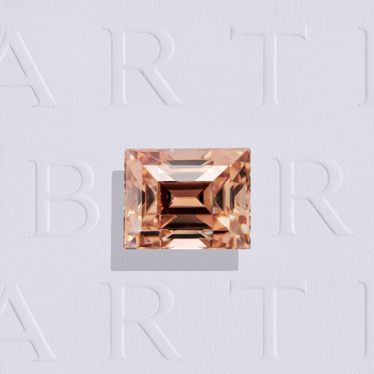 Zircon naturel rectangle facetté de 1.16 carat, originaire de Tanzanie, de couleur brun-orangé prononcé, sans inclusion visible à l’œil nu. Aucun traitement.