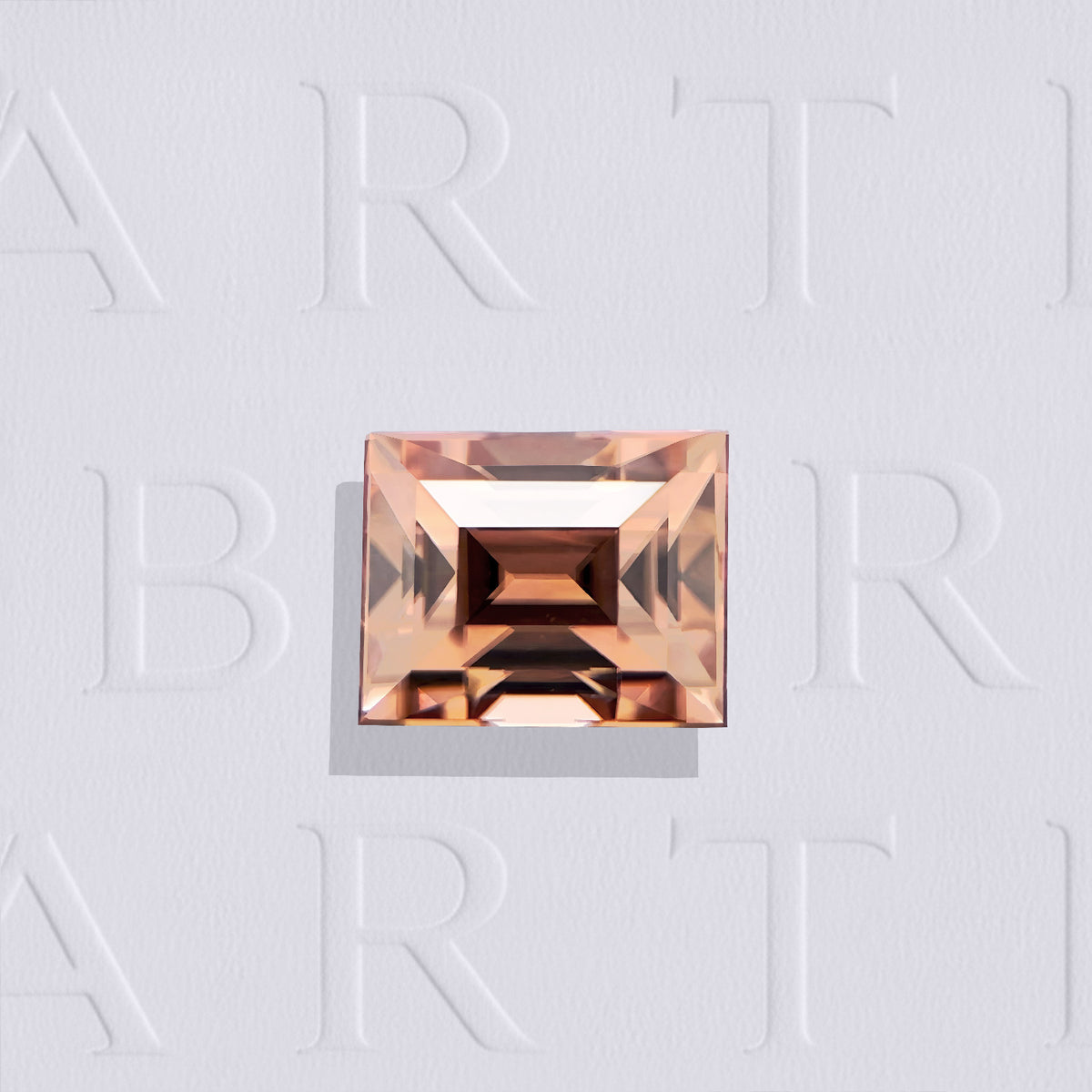 Zircon naturel rectangle facetté de 1.16 carat, originaire de Tanzanie, de couleur brun-orangé prononcé, sans inclusion visible à l’œil nu. Aucun traitement.