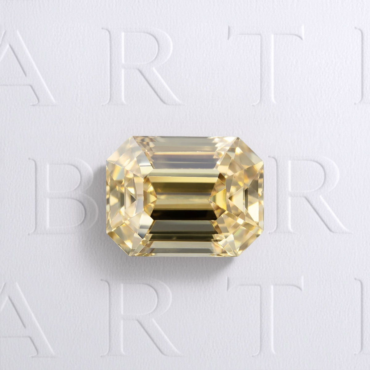 Zircon jaune-brun rectangle à pans coupés facetté 3,53ct, teinte prononcée, aucun traitement, pureté très légèrement incluse, origine Sri Lanka