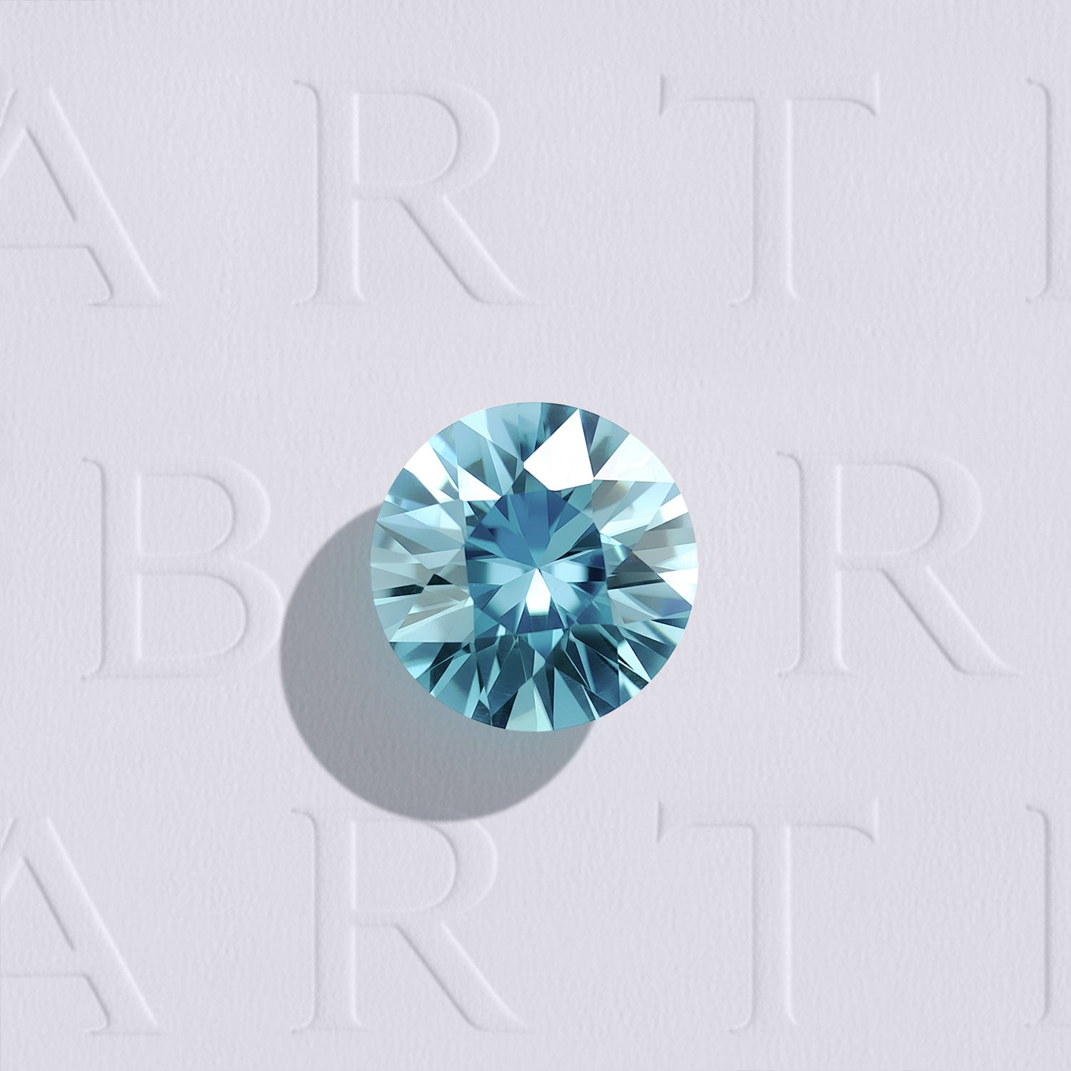 Zircon bleu naturel rond de 1.26 carat facetté, couleur cyan prononcé, originaire du Cambodge