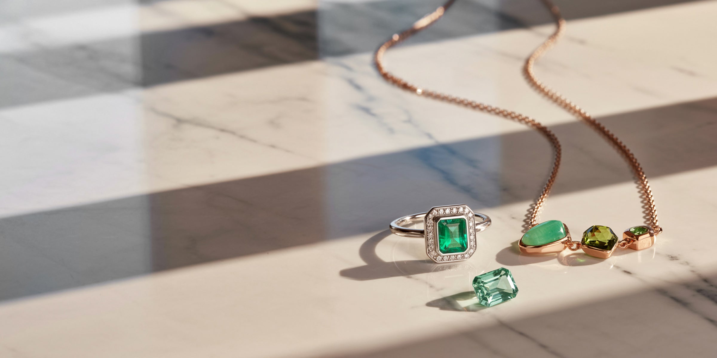 Bijoux en or rose et or blanc ornés de pierres précieuses vertes, émeraude, tourmaline et chrysoprase