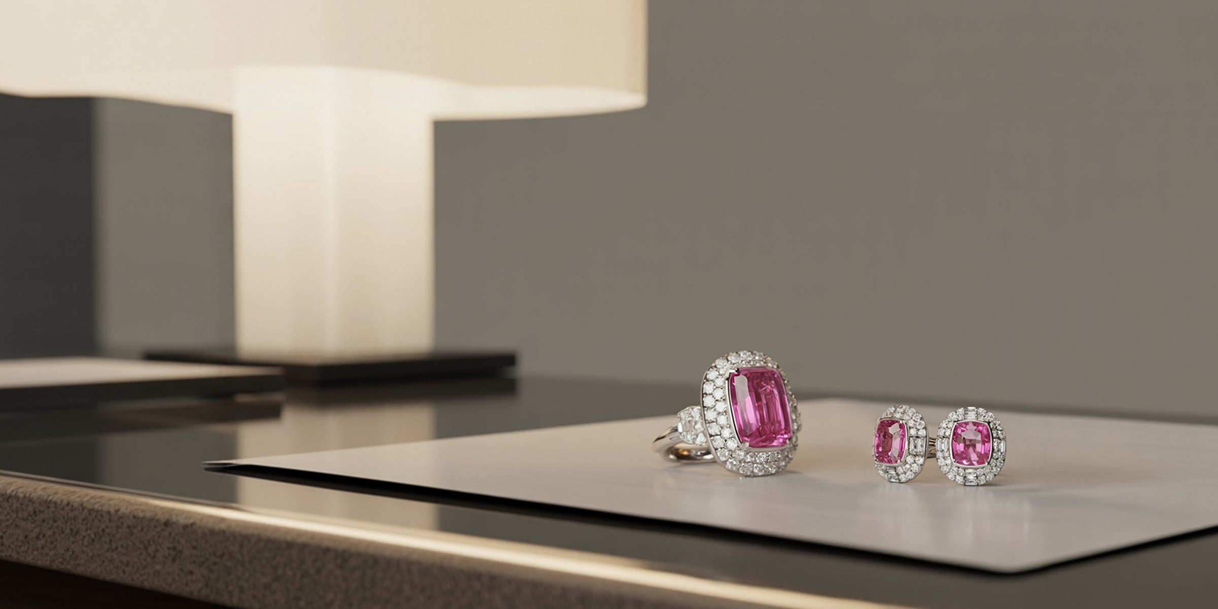 Bague et boucles d’oreilles en or blanc sertis de tourmalines roses et diamants, création de joaillerie raffinée.