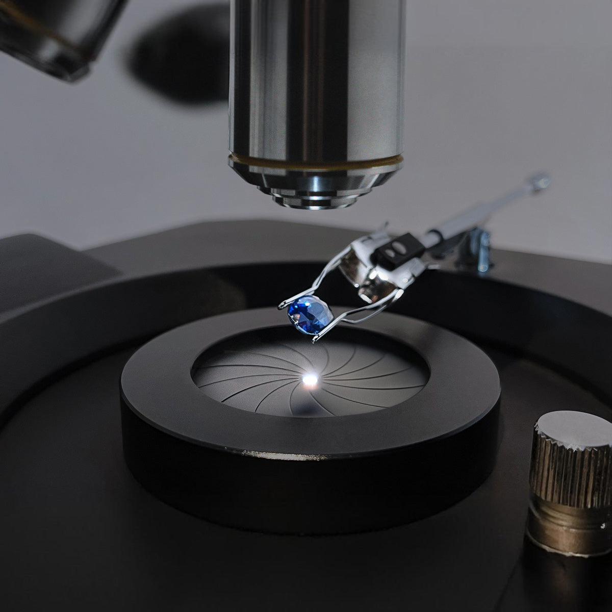 Analyse d’un saphir bleu au microscope dans un laboratoire de gemmologie, symbole d’expertise.